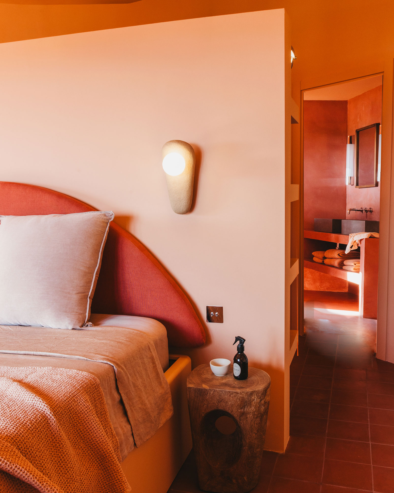 el-puente-al-amor_villa_menorca-spain_interior-bed-detail.jpg