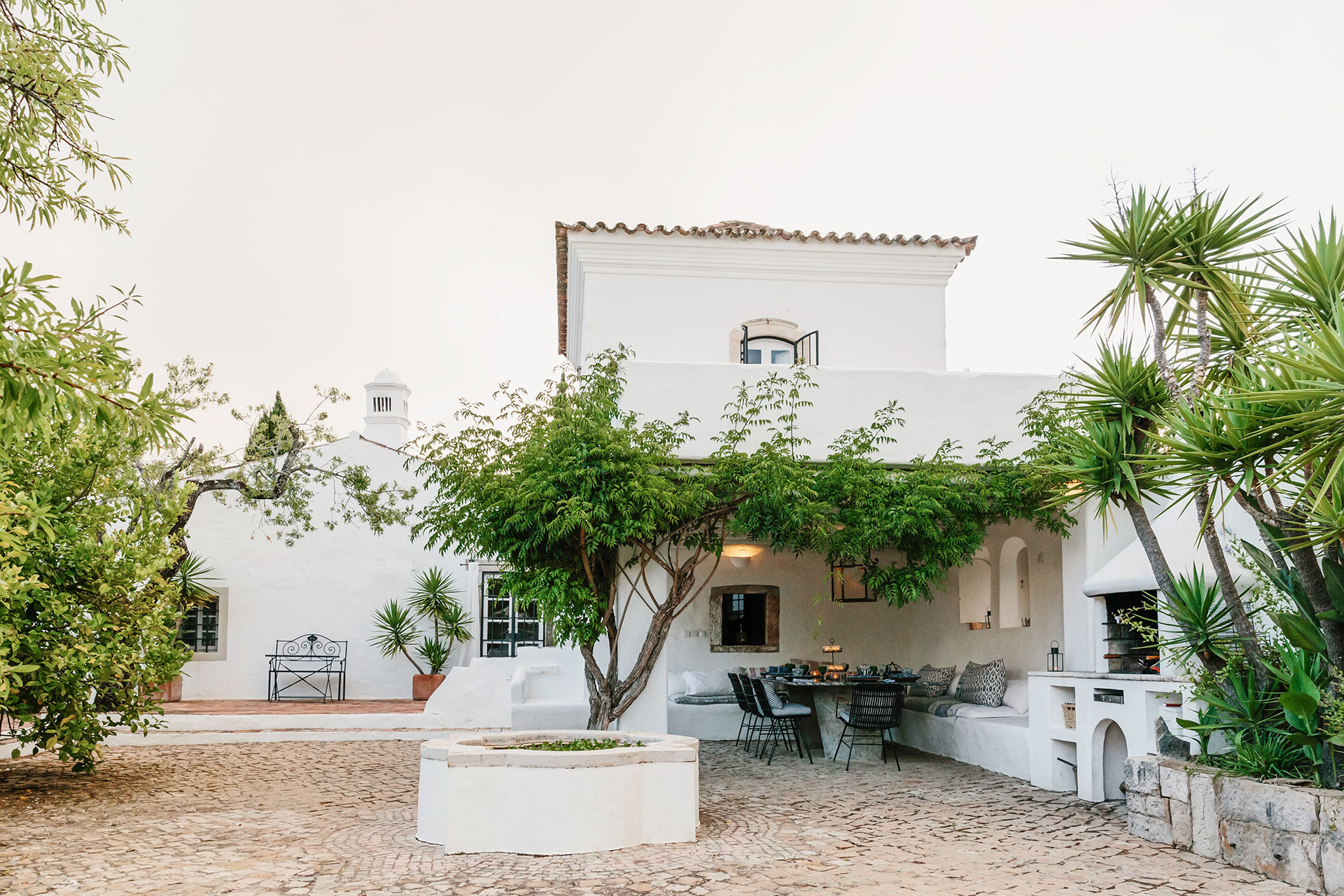 monte-da-palmeira_farmhouse_faro-portugal_exterior-design-terrace.jpg