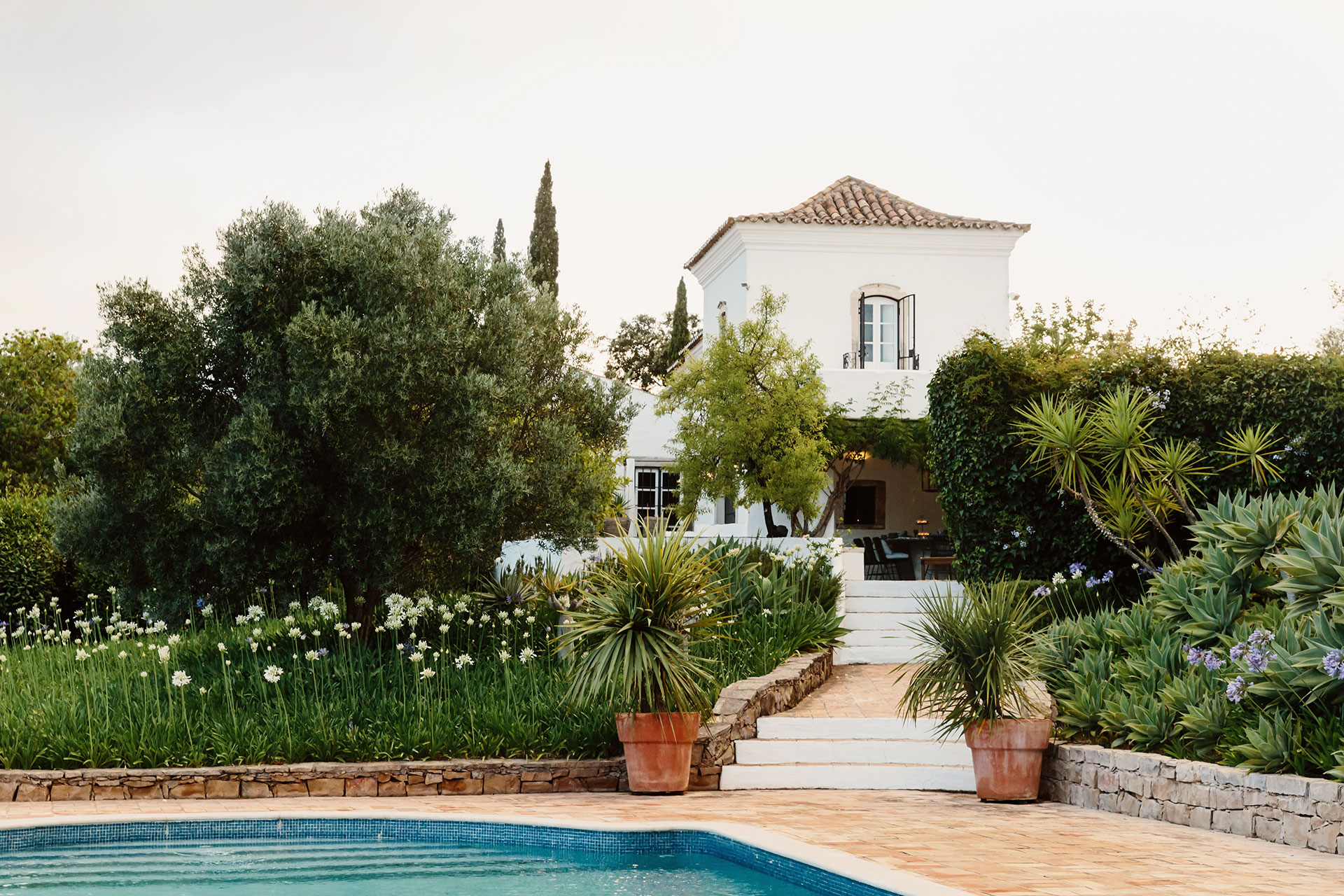 monte-da-palmeira_farmhouse_faro-portugal_exterior-space.jpg