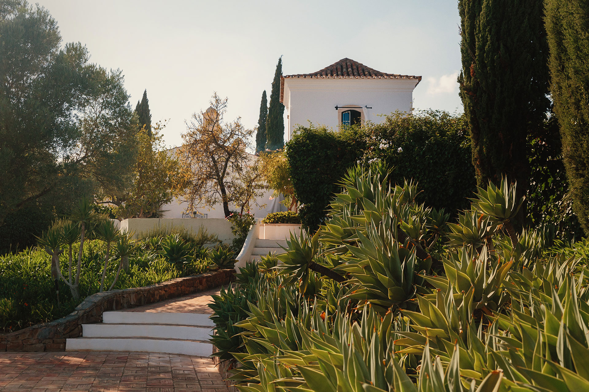 monte-da-palmeira_farmhouse_faro-portugal_exterior-stairs.jpg