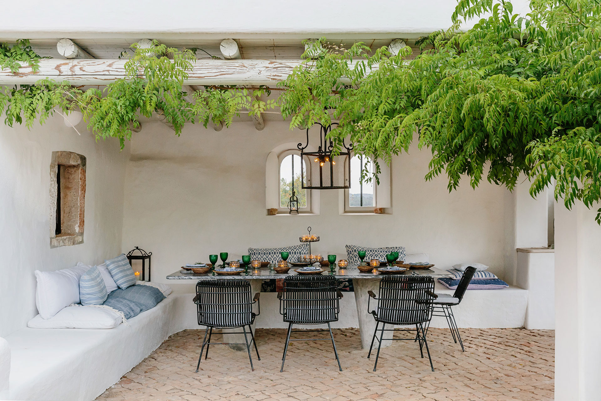 monte-da-palmeira_farmhouse_faro-portugal_exterior-table.jpg