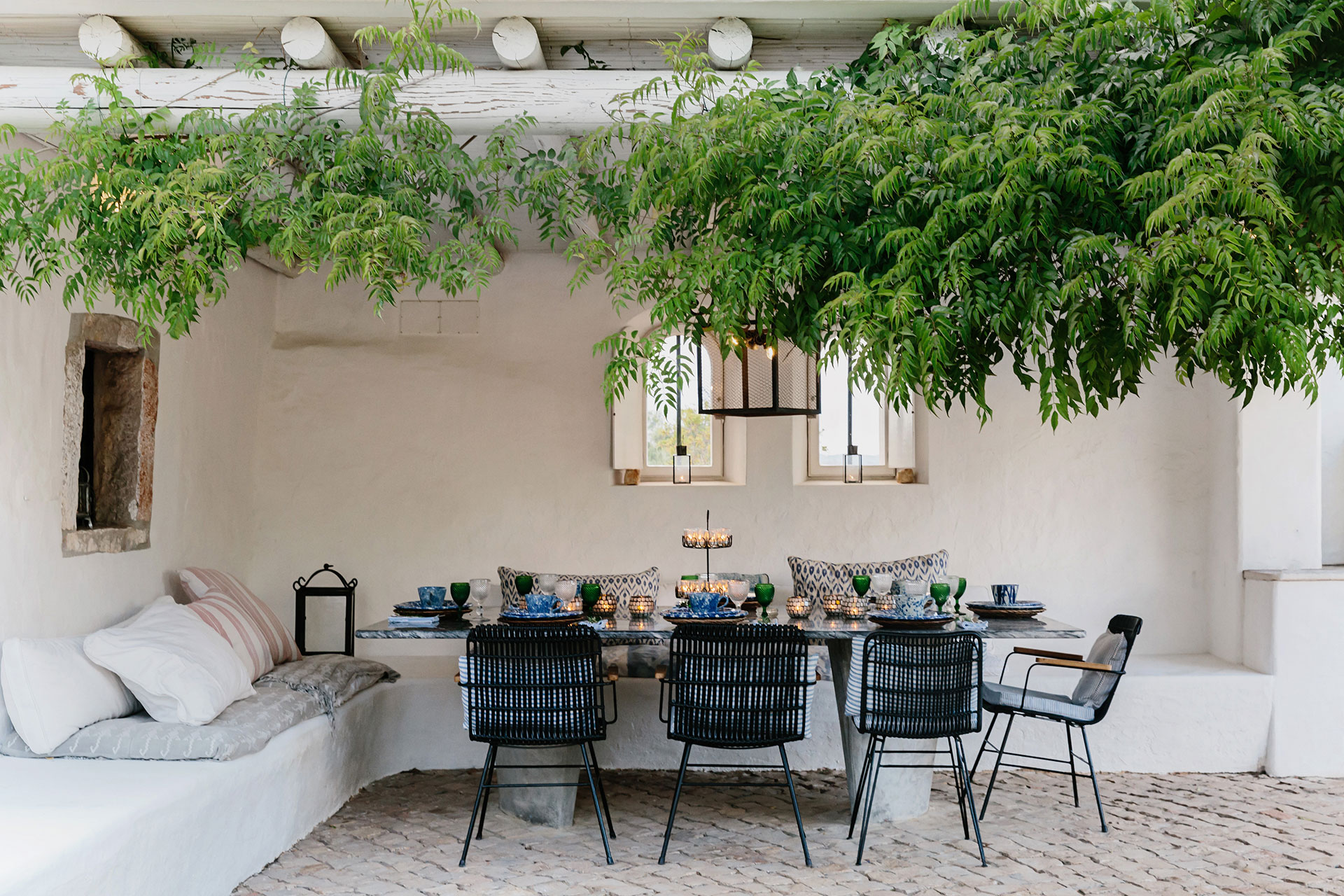 monte-da-palmeira_farmhouse_faro-portugal_exterior-terrace-table.jpg