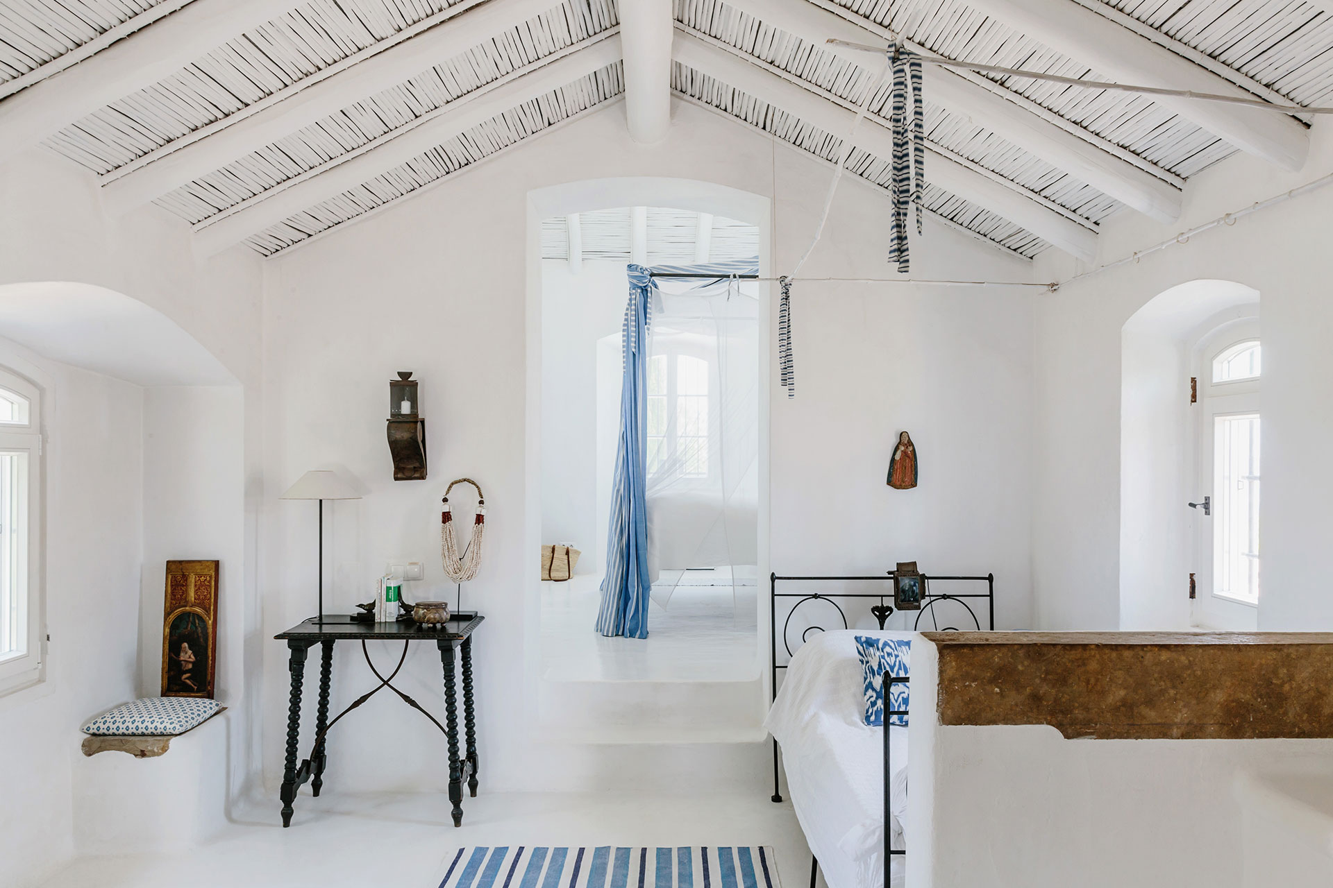 monte-da-palmeira_farmhouse_faro-portugal_interior-bed.jpg