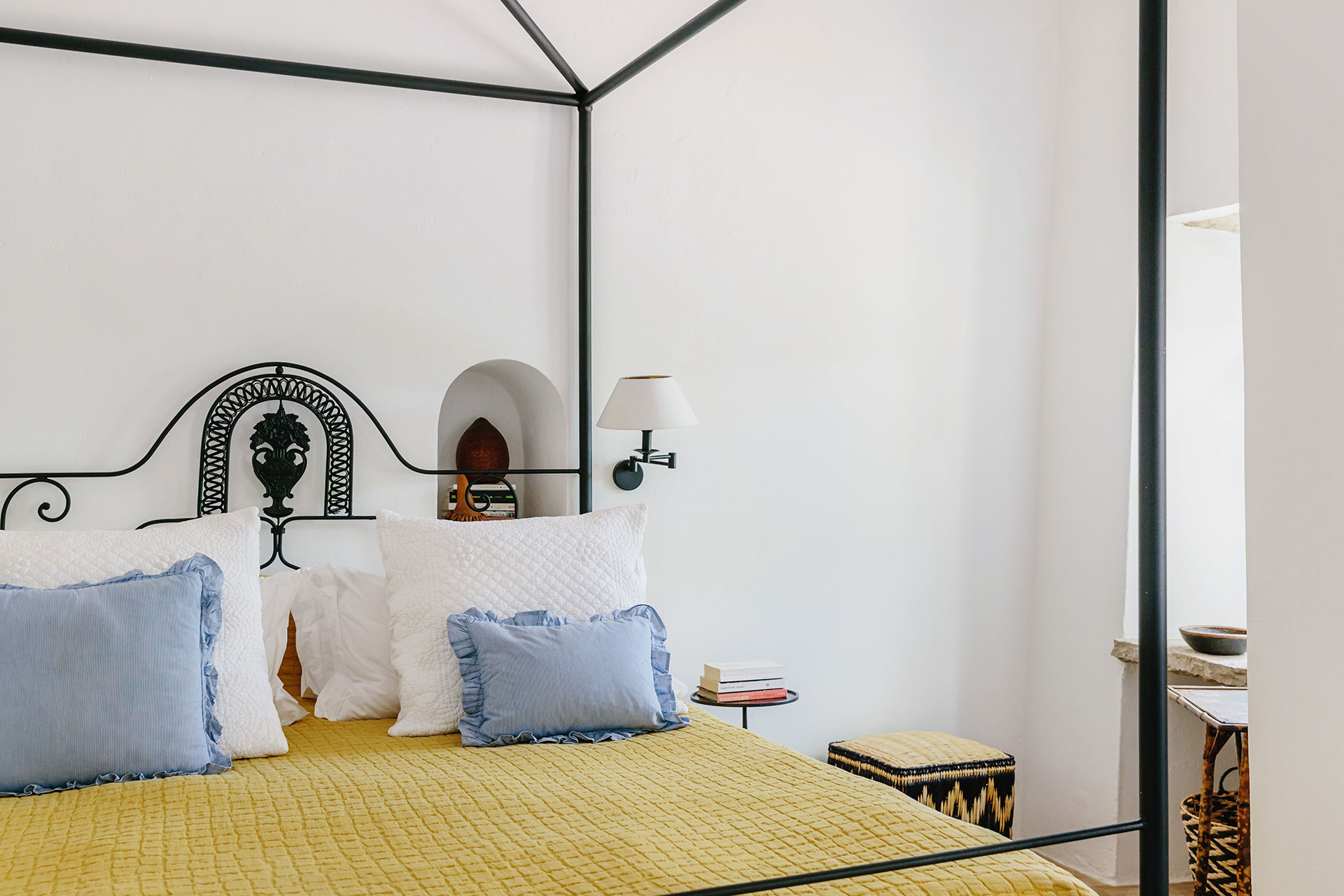 monte-da-palmeira_farmhouse_faro-portugal_interior-bed-detail.jpg