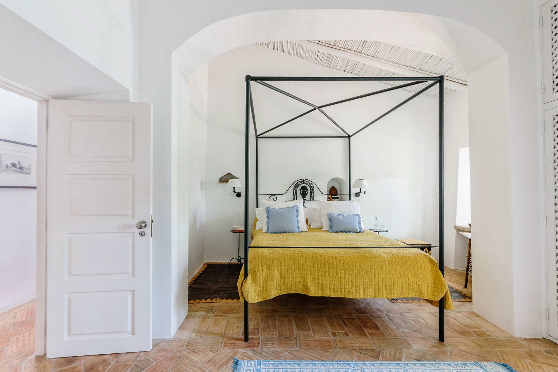 monte-da-palmeira_farmhouse_faro-portugal_interior-bedroom.jpg