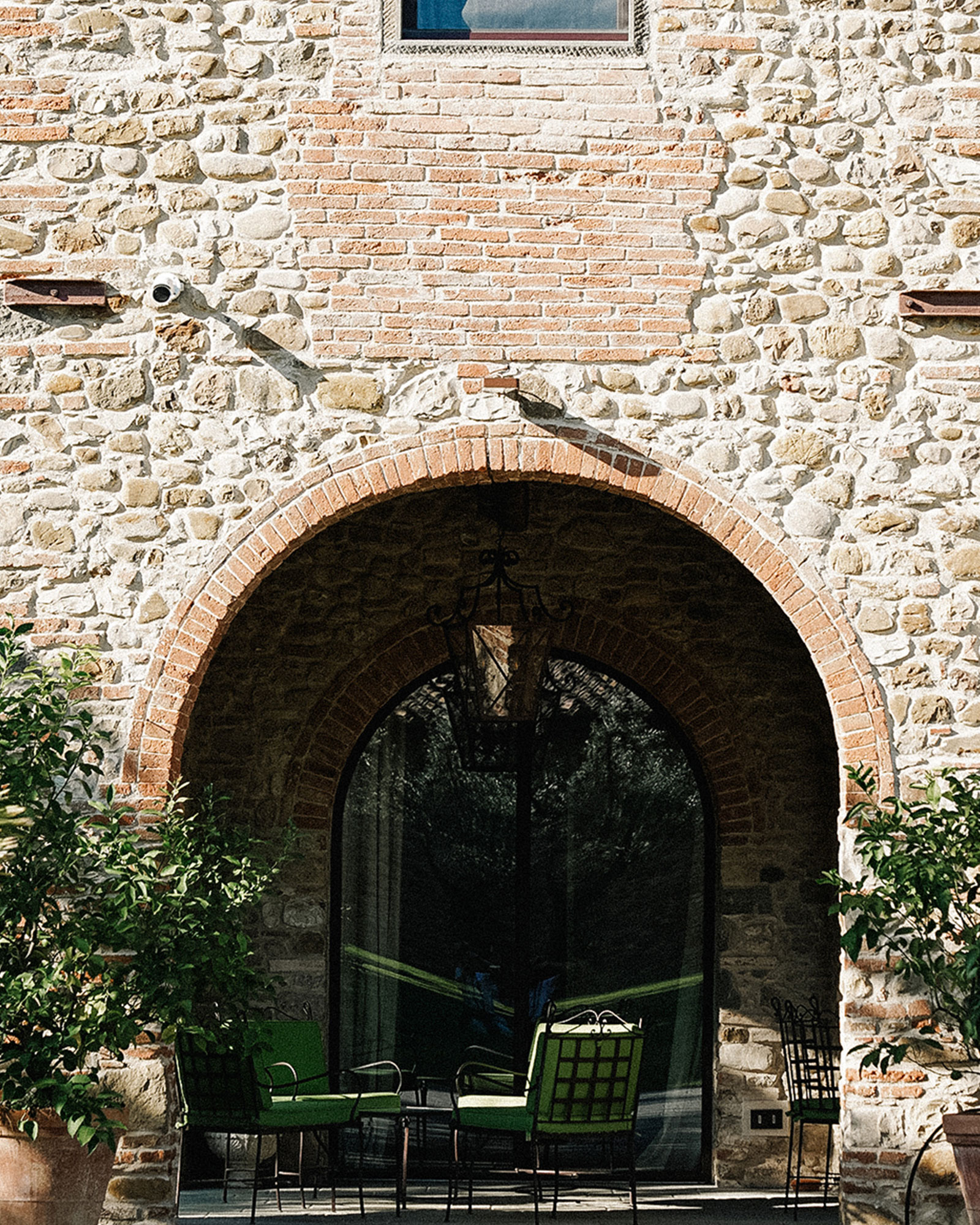tenuta-la-poggiona-la-colonica_farmhouse_florence-italy_exterior-arch.jpg