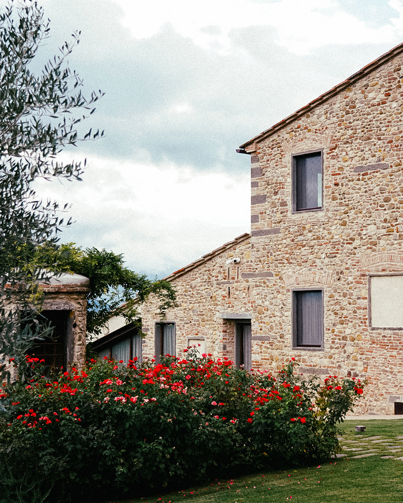 tenuta-la-poggiona-la-colonica_farmhouse_florence-italy_exterior-facade-detail.jpg