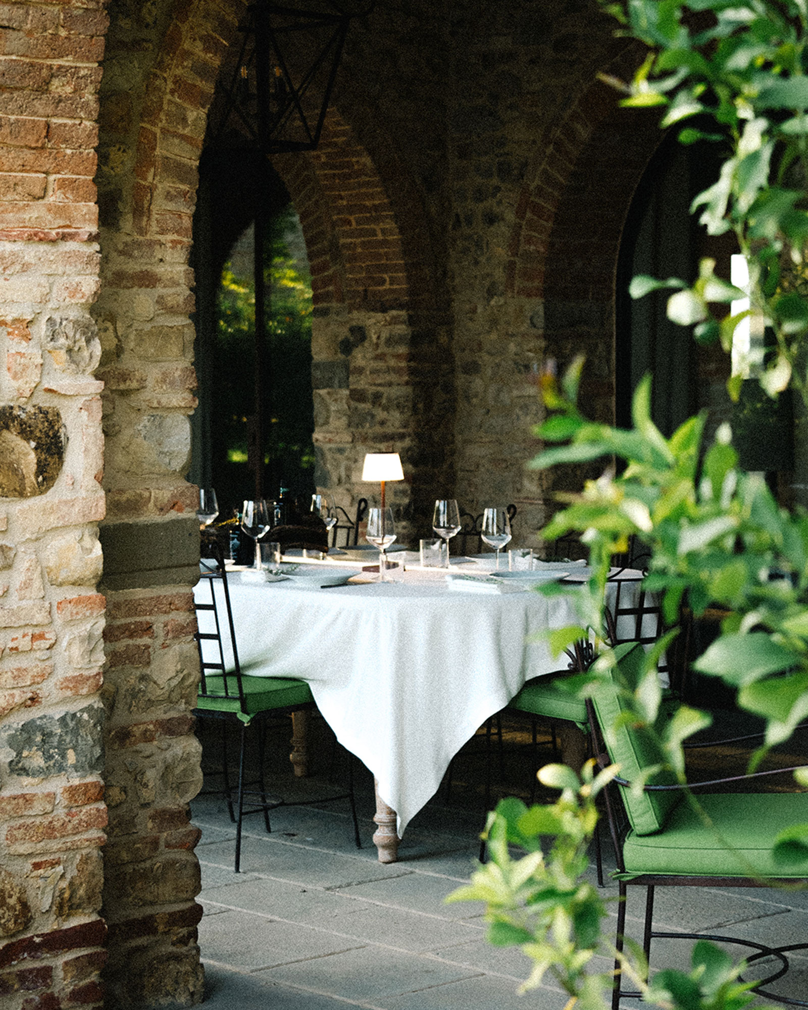 tenuta-la-poggiona-la-colonica_farmhouse_florence-italy_exterior-table.jpg