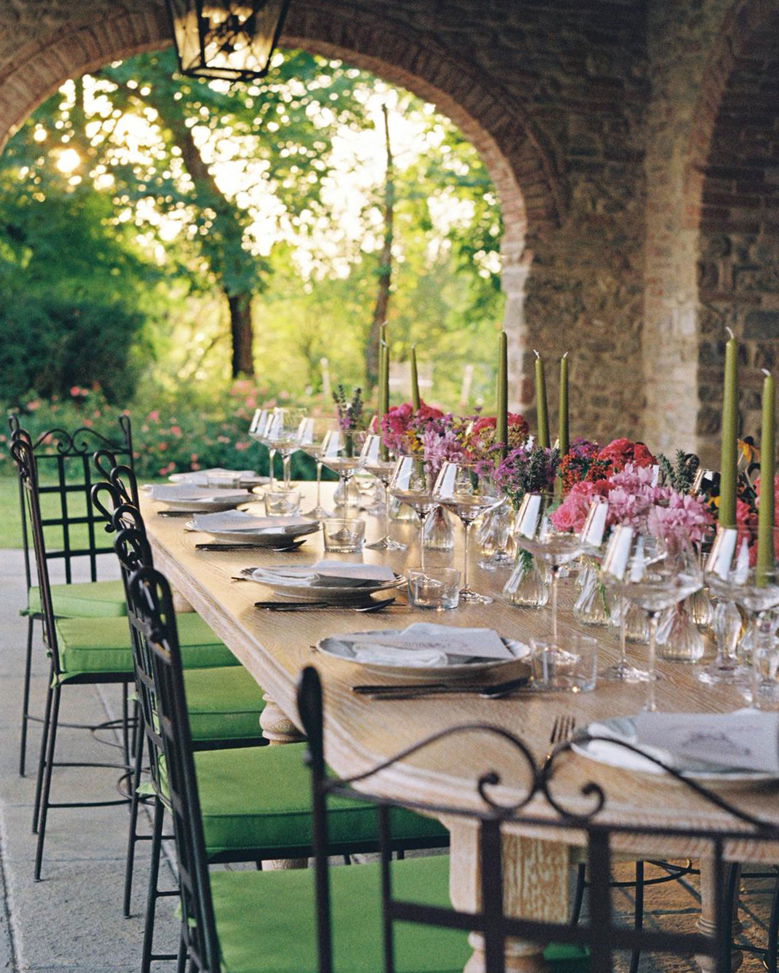 tenuta-la-poggiona-la-colonica_farmhouse_florence-italy_exterior-table.jpg