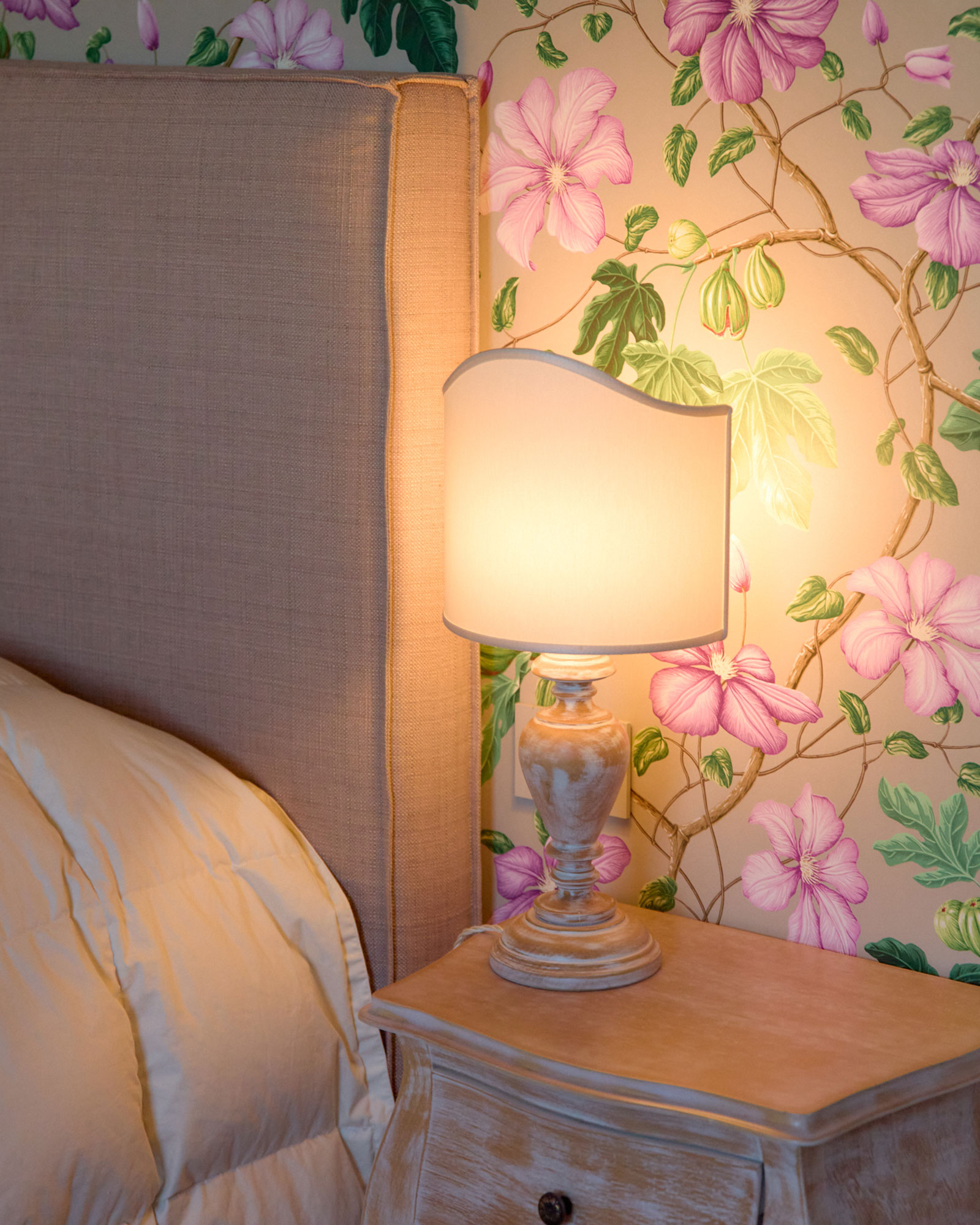 tenuta-la-poggiona-la-colonica_farmhouse_florence-italy_interior-bedroom-lamp.jpg