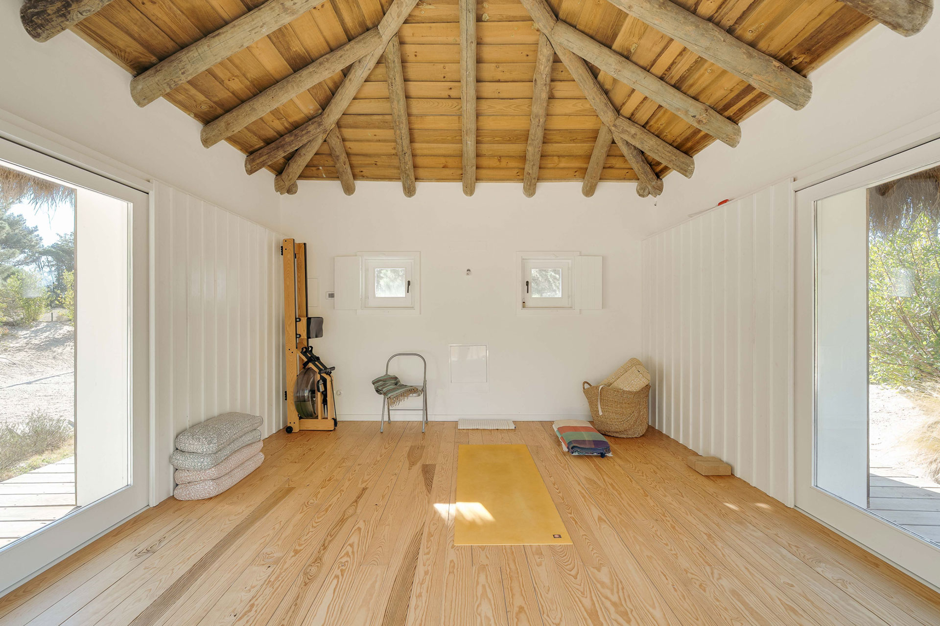 villa-lime_villa_Setubal-comporta-portugal_interior-yoga.jpg