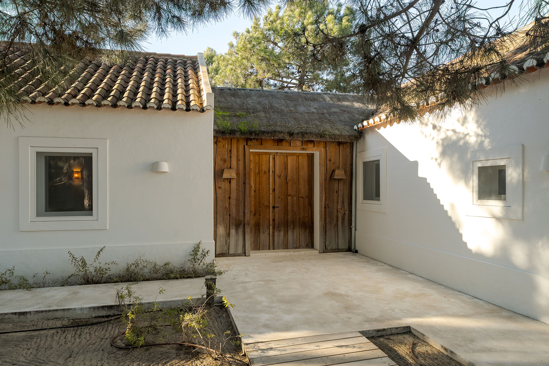 villa-lime_villa_Setubal-portugal_exterior-entrance.jpg