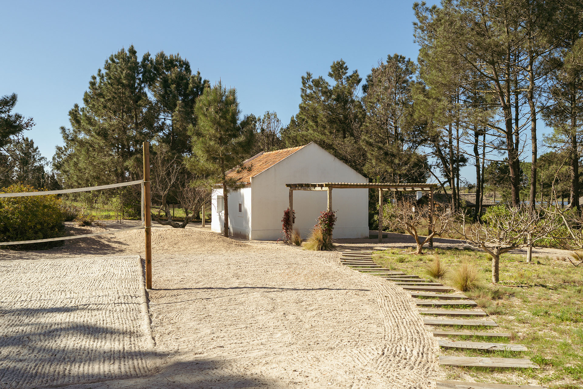 villa-lime_villa_Setubal-portugal_exterior-path.jpg