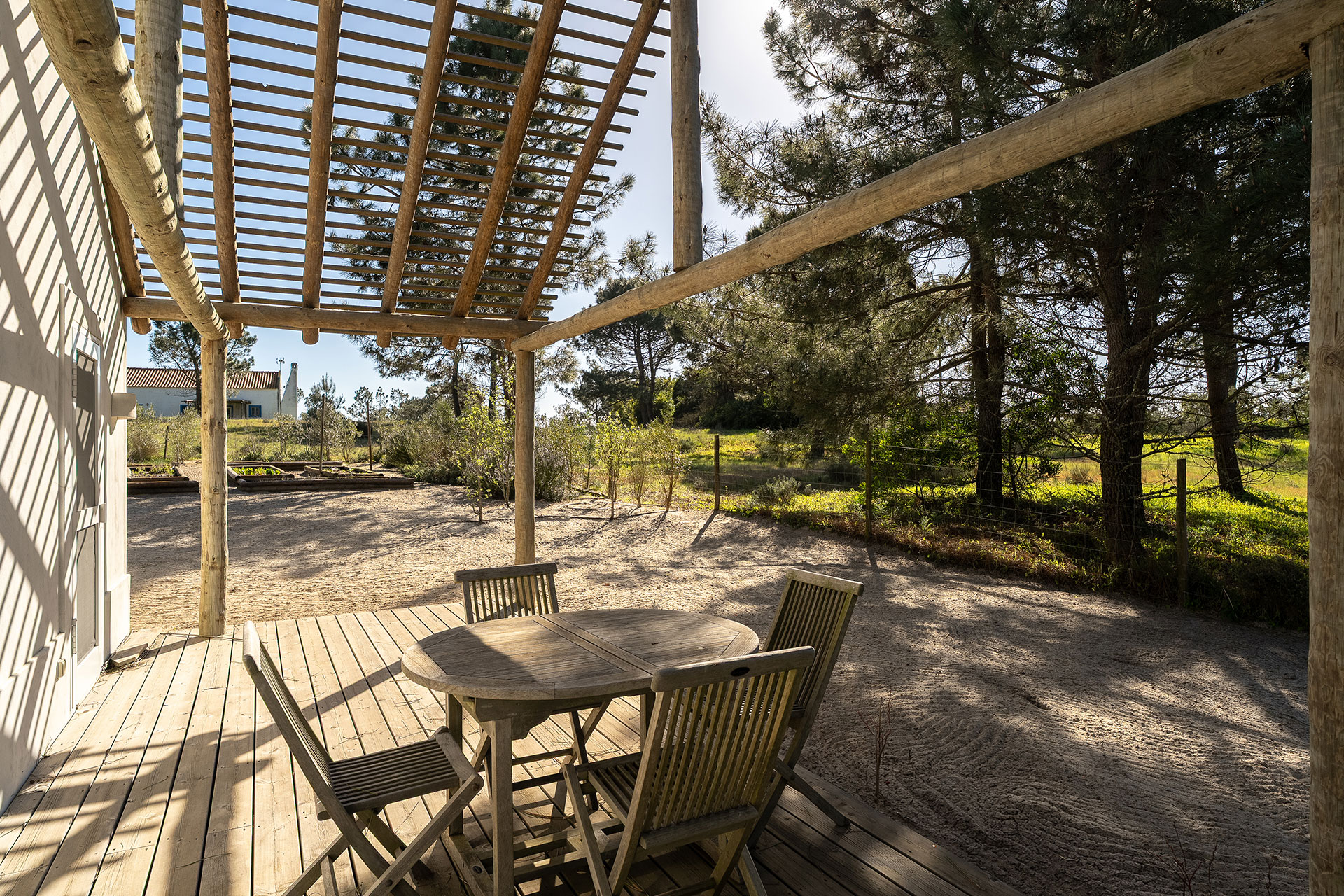 villa-lime_villa_Setubal-portugal_exterior-table.jpg