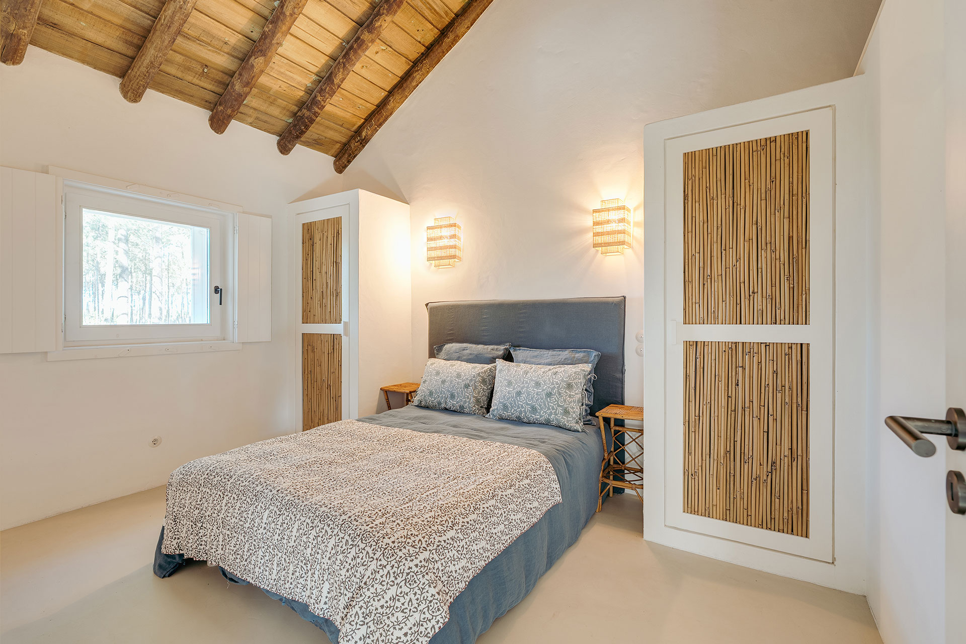 villa-lime_villa_Setubal-portugal_interior-bedroom.jpg