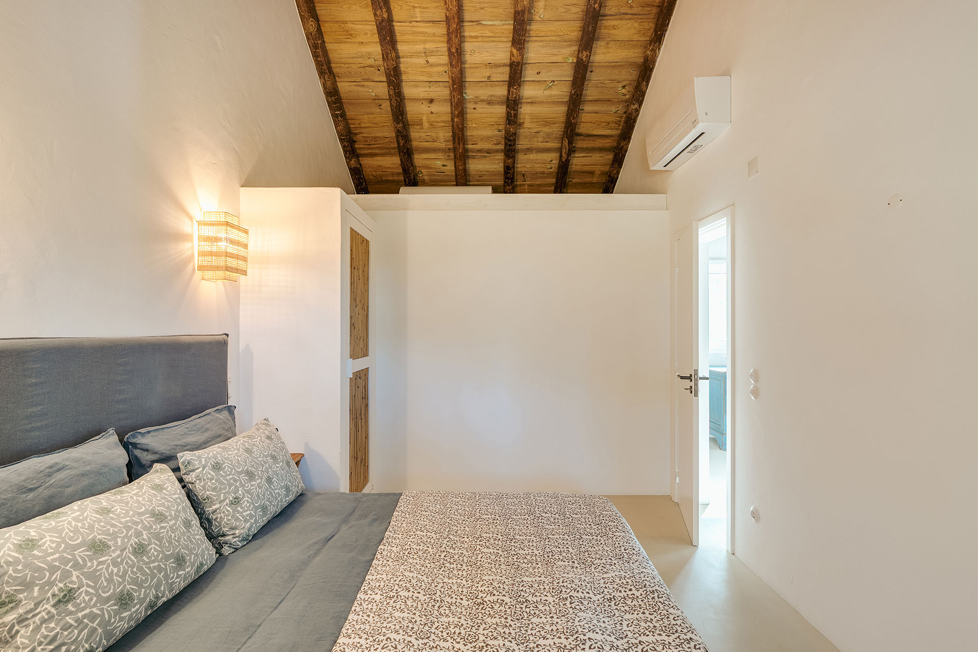 villa-lime_villa_Setubal-portugal_interior-bedroom-design.jpg