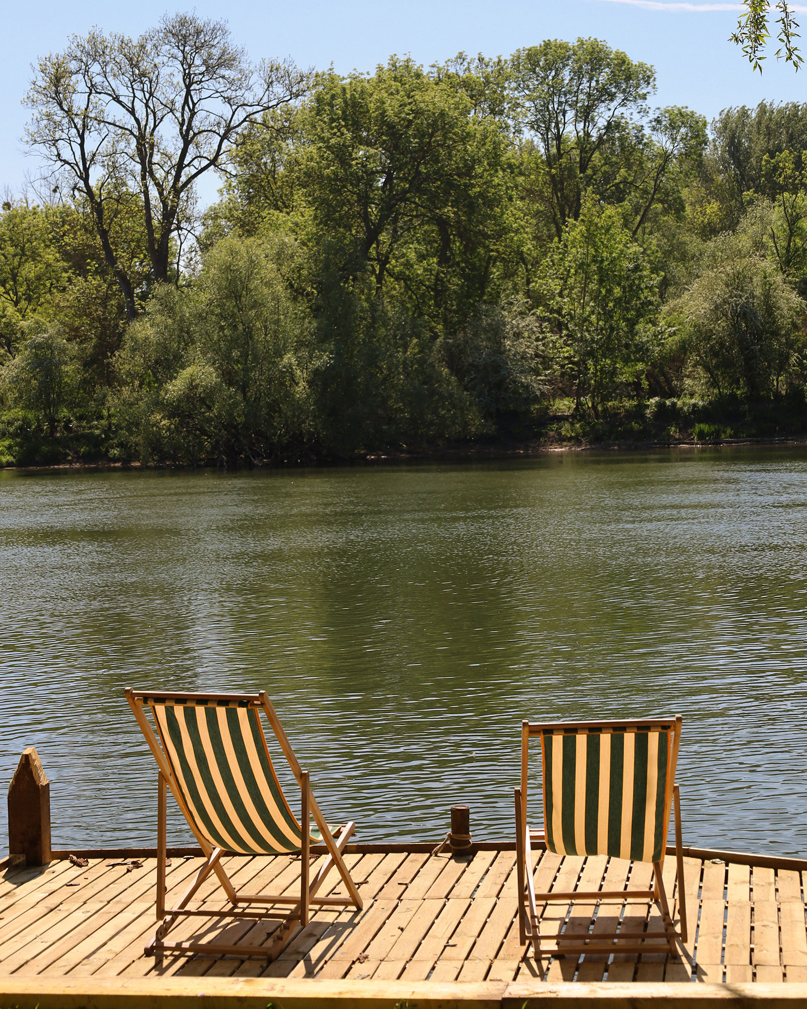 rive_house_muids-normandy-france_exterior-chairs.jpg