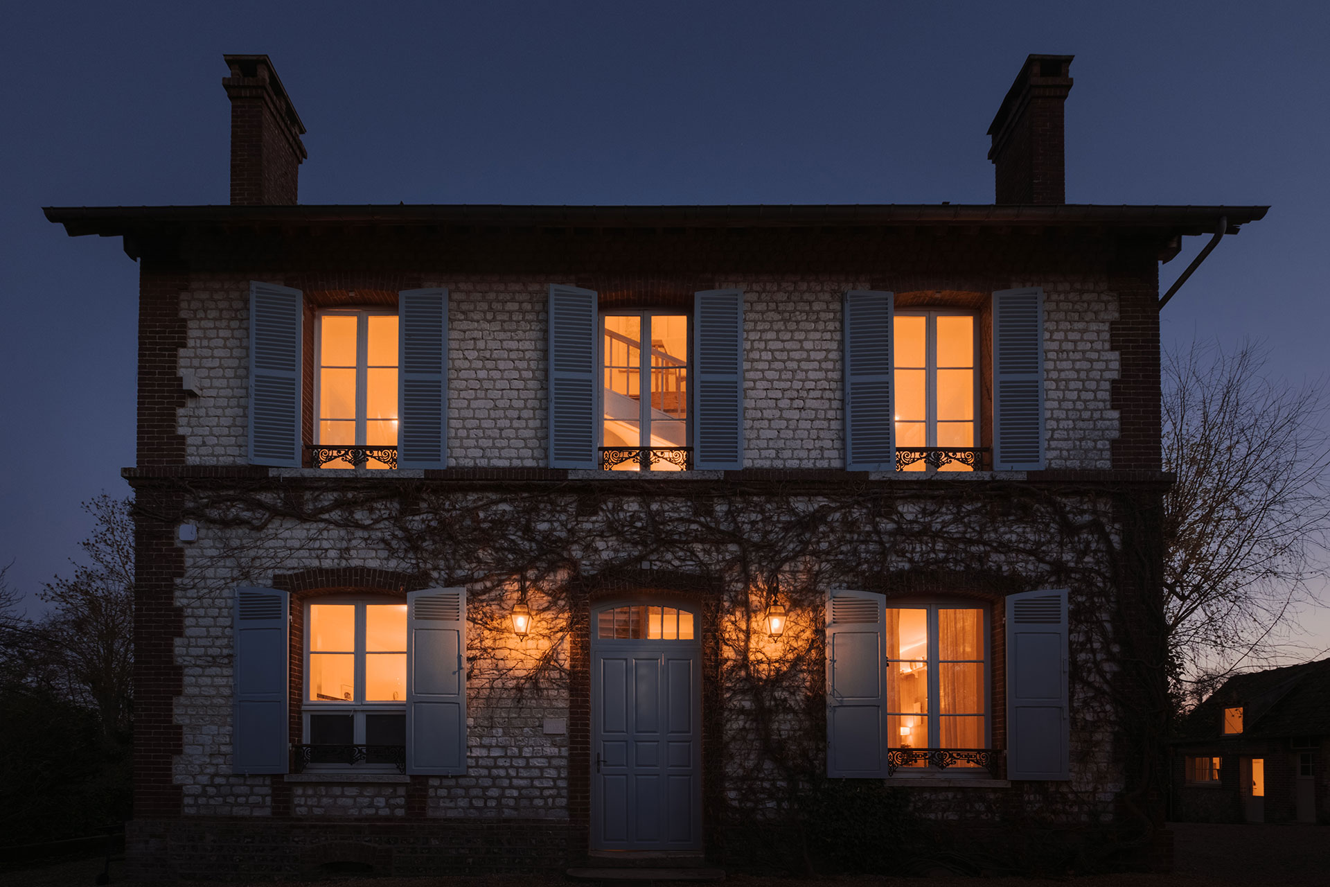 rive_house_muids-normandy-france_exterior-night-design-detail.jpg