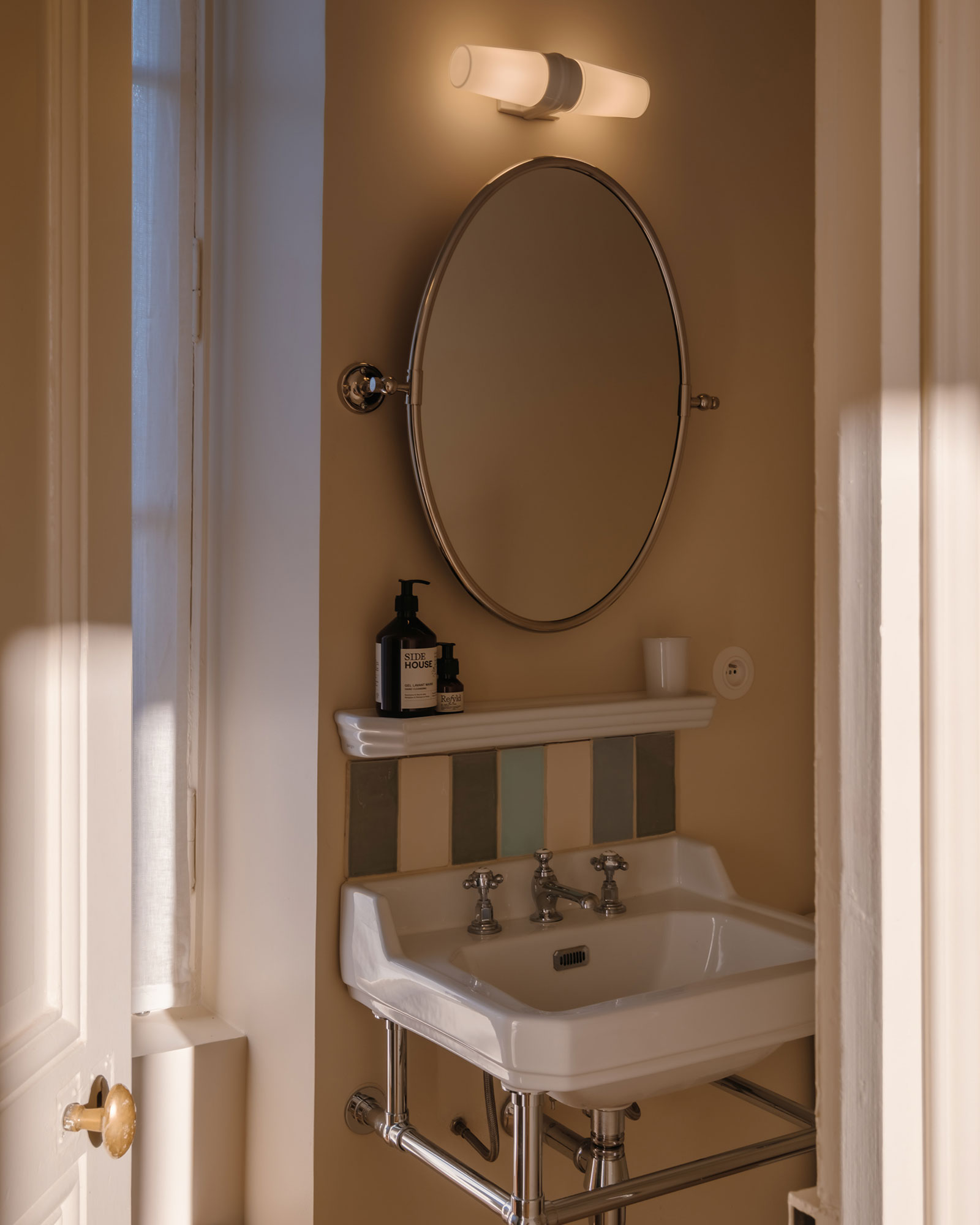 rive_house_muids-normandy-france_interior-bathroom-mirror.jpg