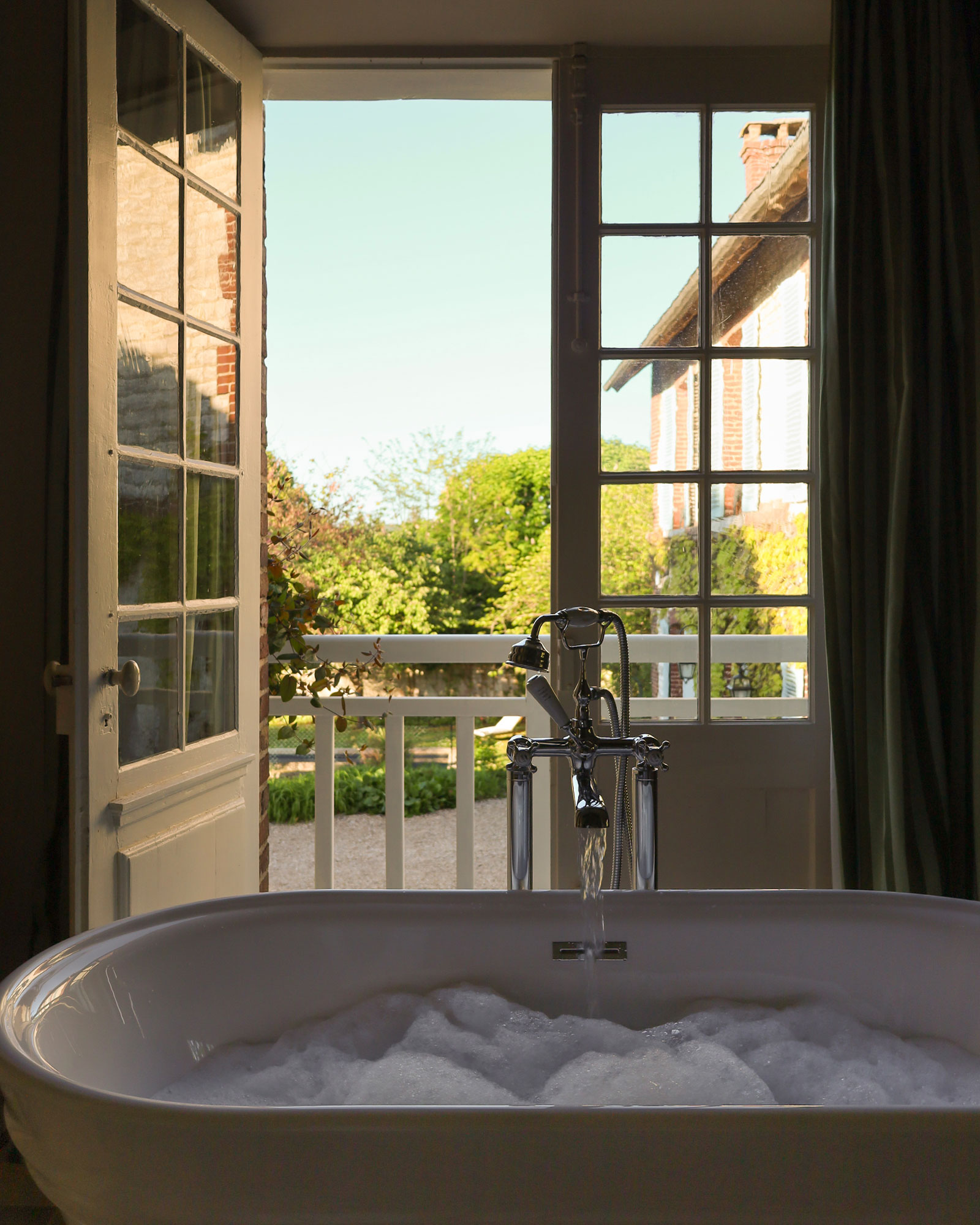 rive_house_muids-normandy-france_interior-bathtub.jpg