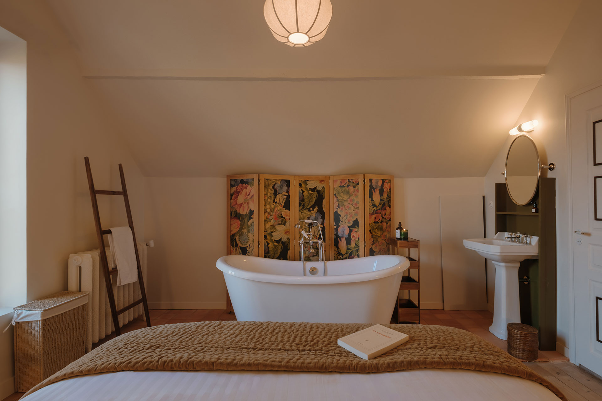 rive_house_muids-normandy-france_interior-bedroom-bath-tub.jpg