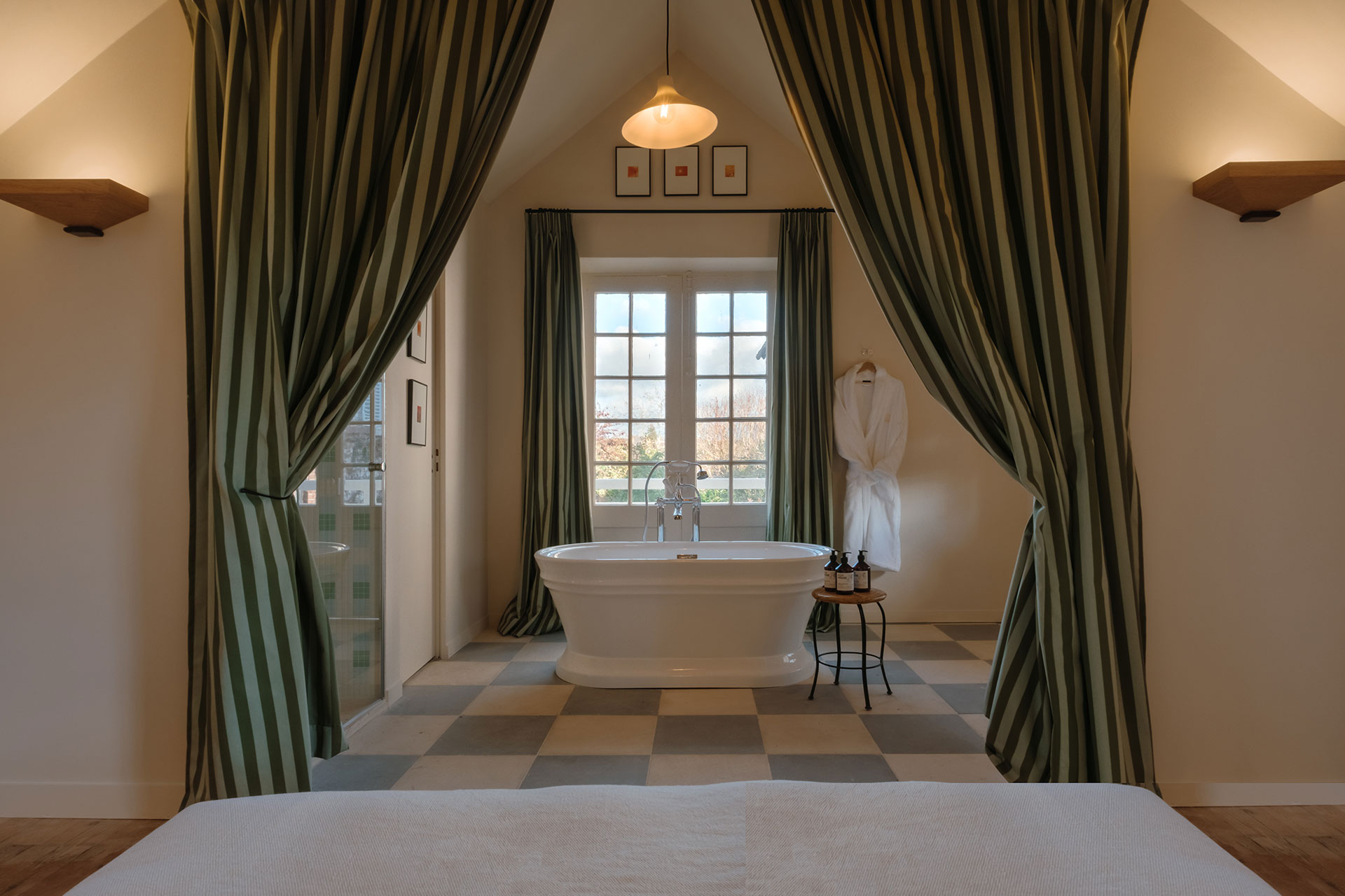 rive_house_muids-normandy-france_interior-bedroom-bathtub.jpg