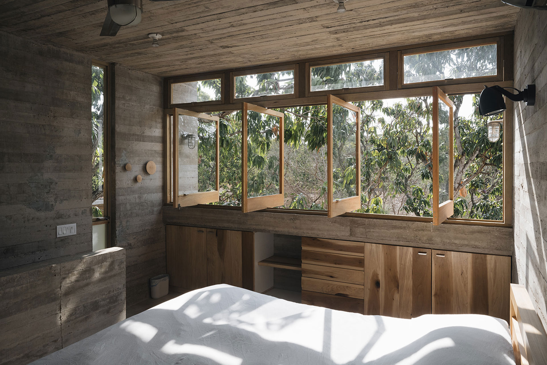 casa-nu_beachhouse_guerrero-mexico_interior-bedroom-window.jpg