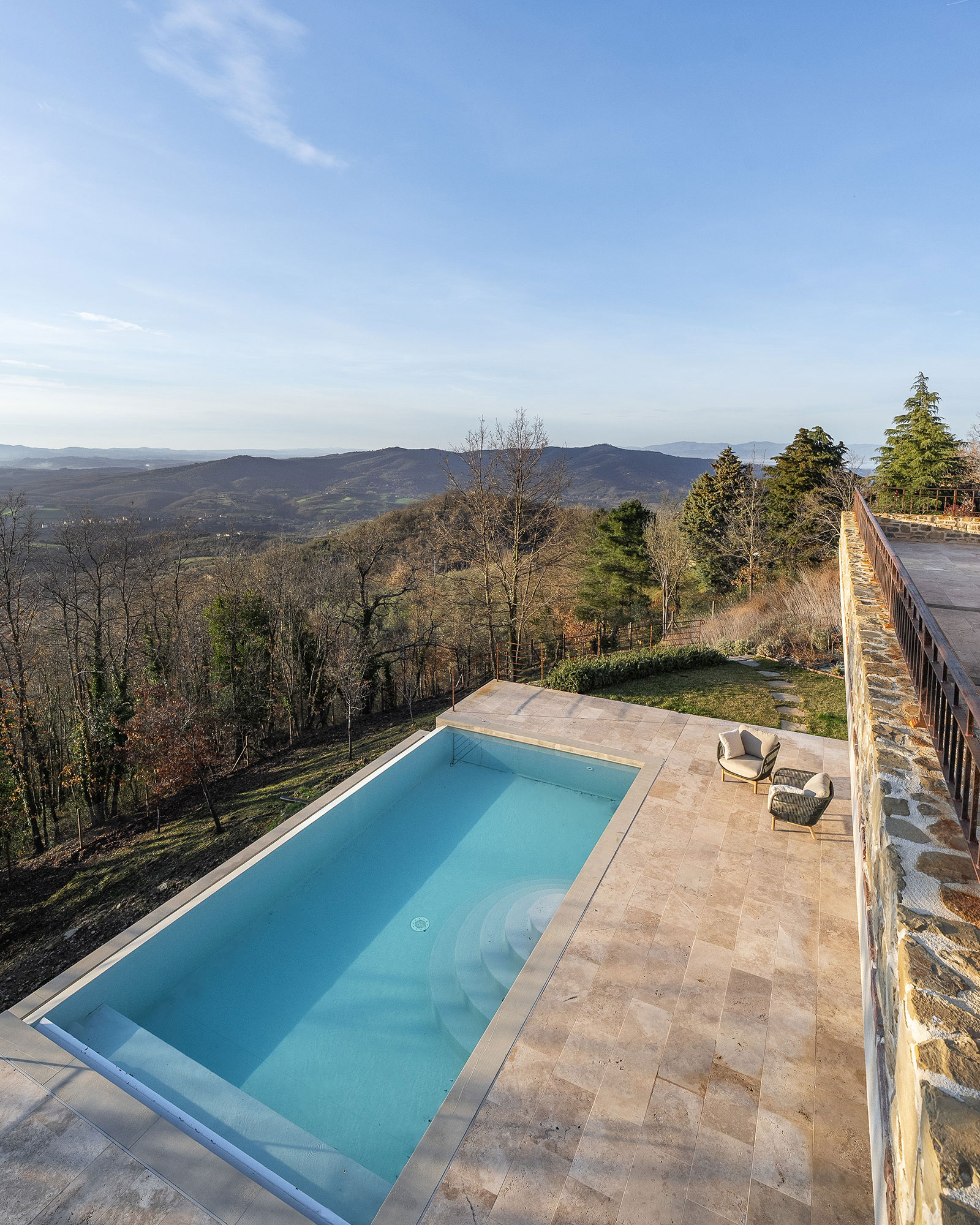 la-torre-umbria_villa_umbria-italy_exterior-pool-view.jpg