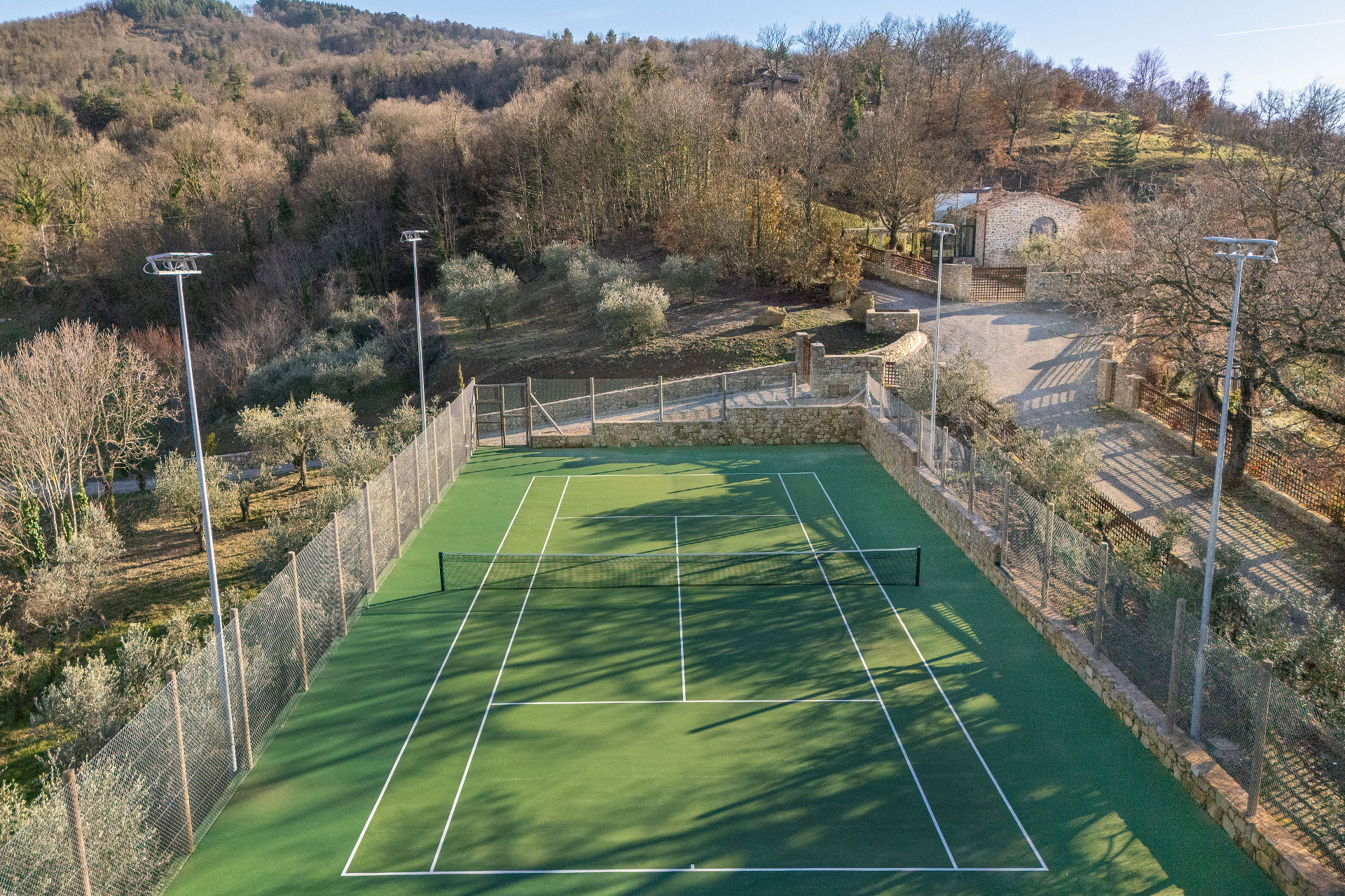 la-torre-umbria_villa_umbria-italy_exterior-tennis.jpg