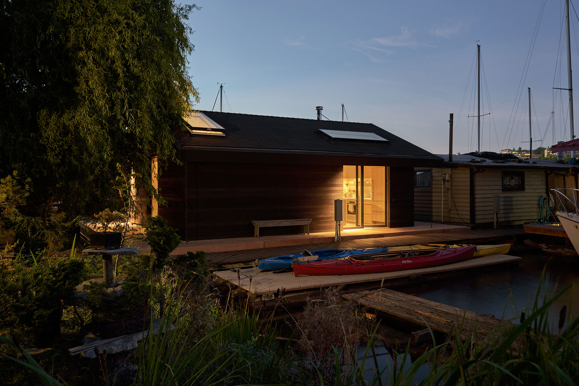portage-bay-float-home_houseboat_Seattle-usa_exterior-kayak.jpg