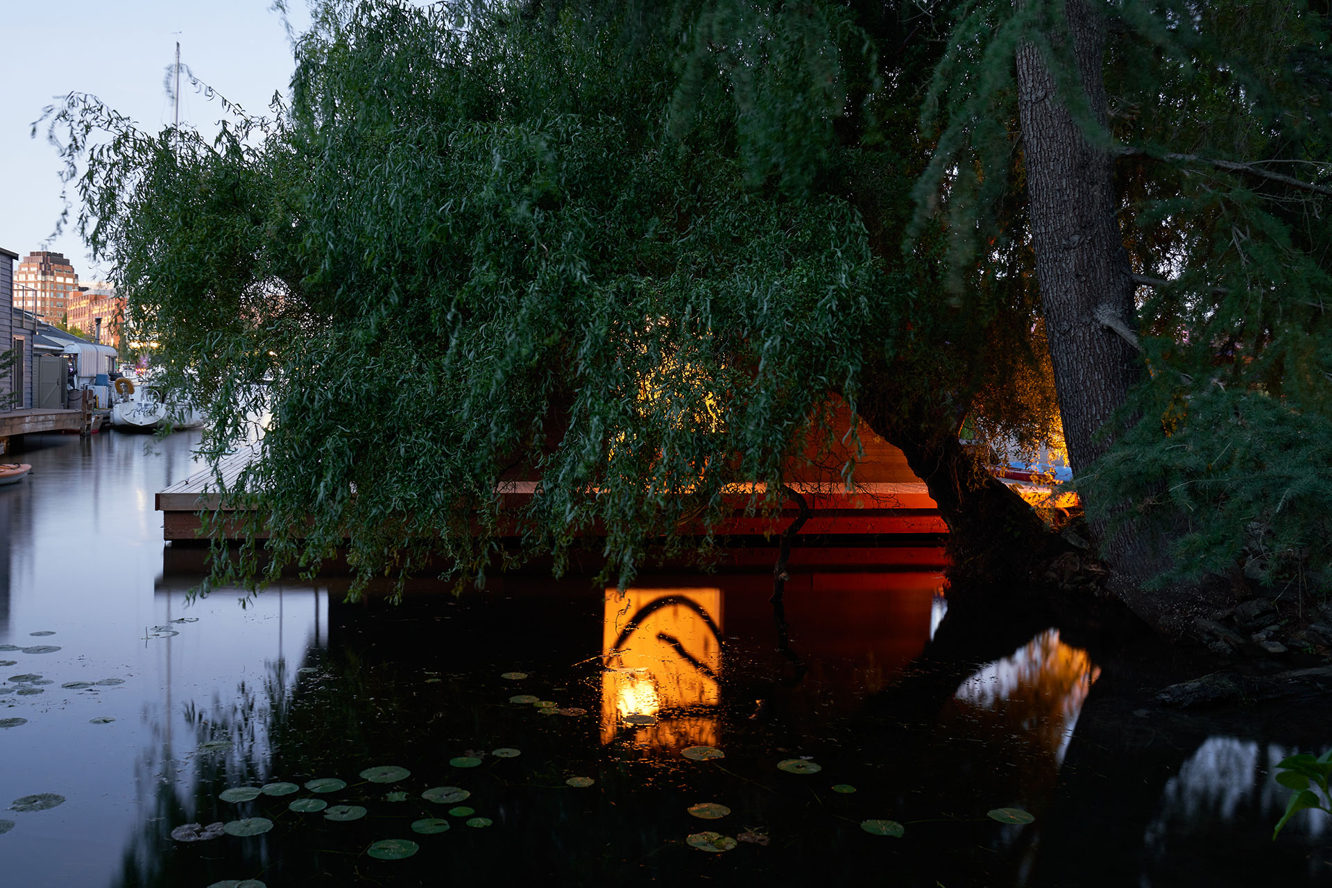 portage-bay-float-home_houseboat_Seattle-usa_exterior-night.jpg