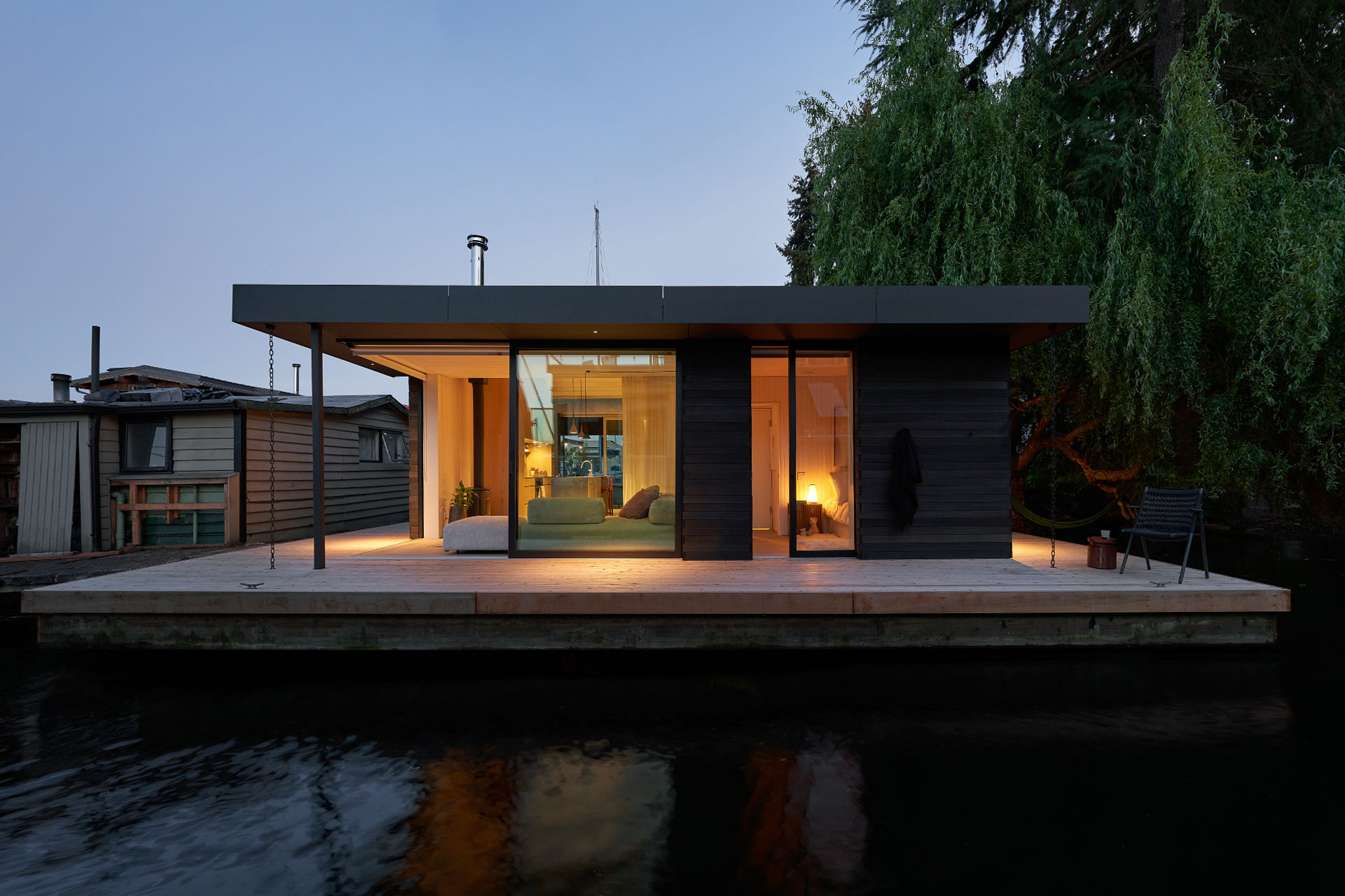 portage-bay-float-home_houseboat_Seattle-usa_exterior-night-facade.jpg
