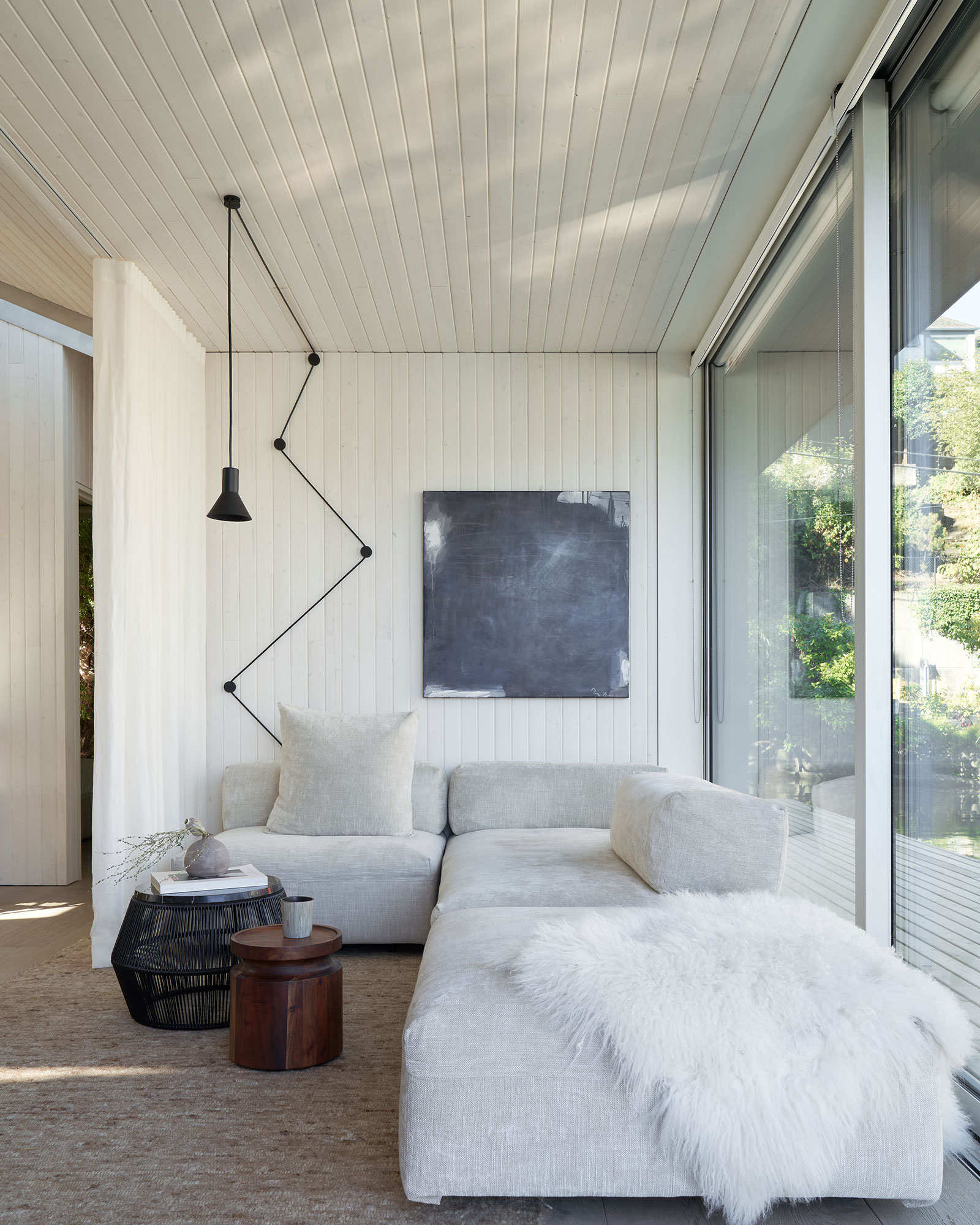 portage-bay-float-home_houseboat_Seattle-usa_interior-living-room.jpg