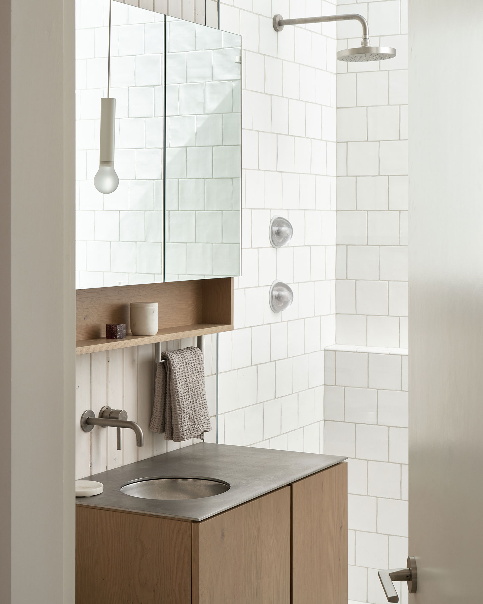 portage-bay-float-home_houseboat_Seattle-usa_interior-shower.jpg