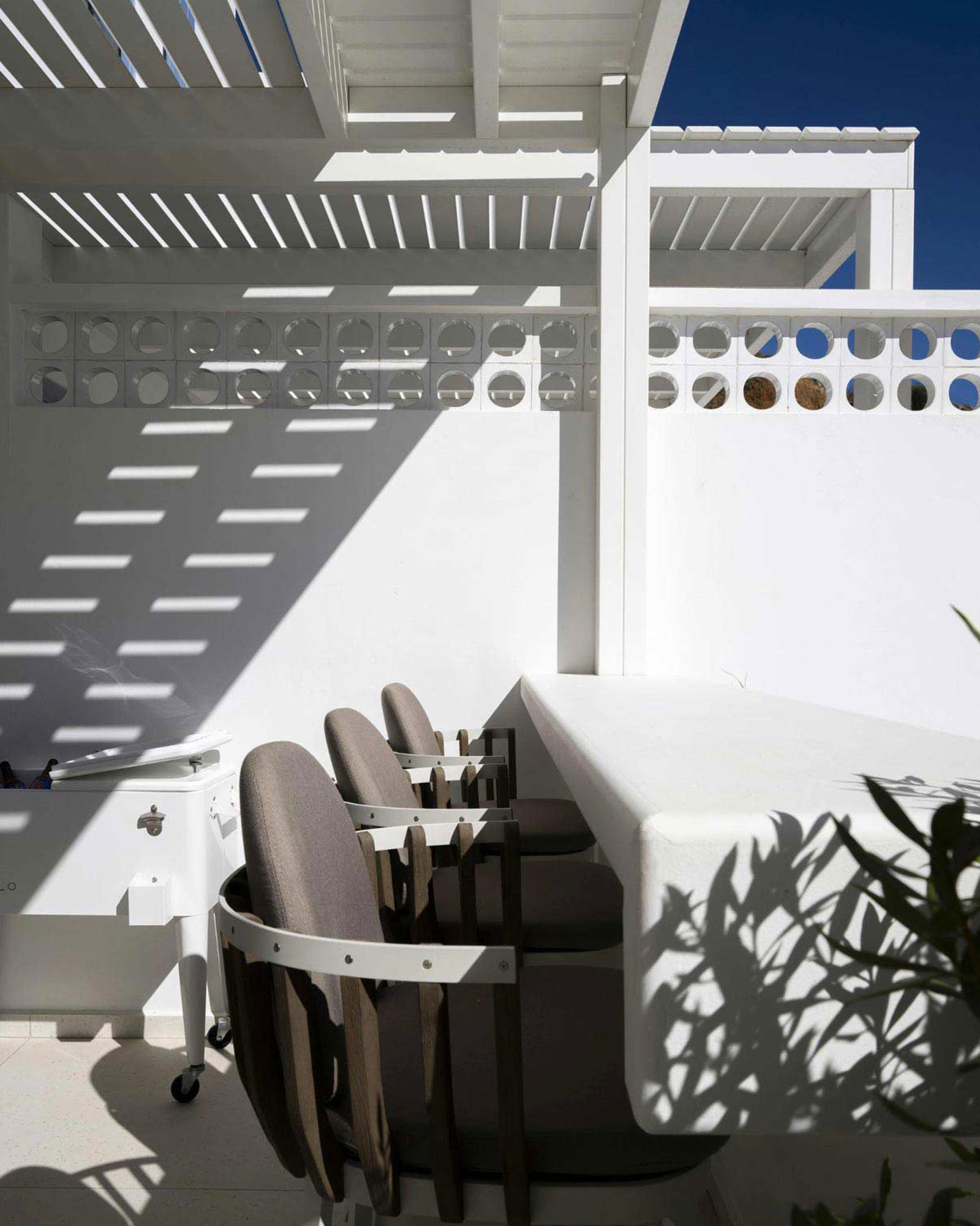 alas-astypalea_house_Astypalea-greece_exterior-table-design.jpg