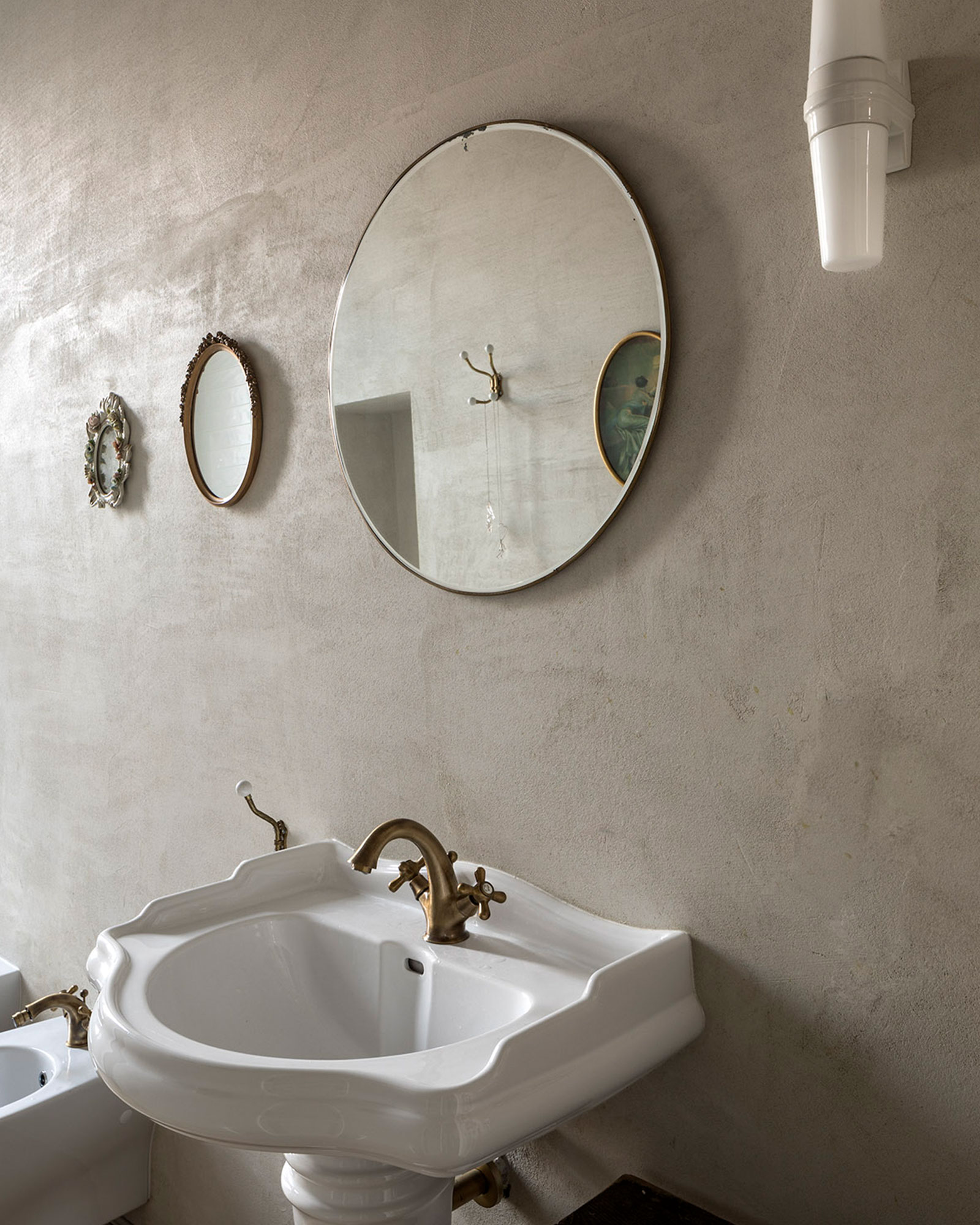la-casa-dei-disegni_apartment_milan-italy_interior-bathroom-mirror.jpg
