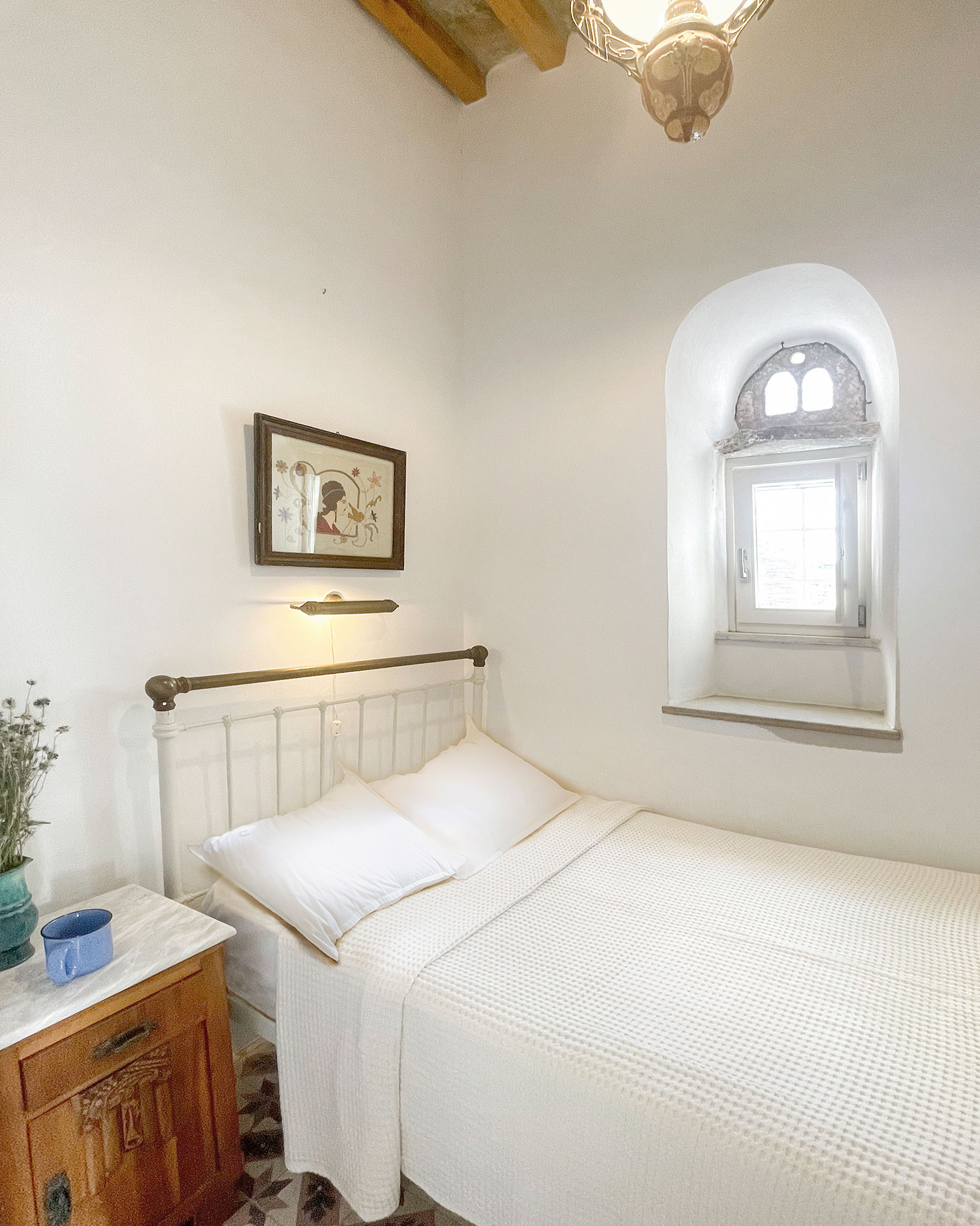 helios-cycladic-stone-house_house_tinos-greece_interior-bed.jpg