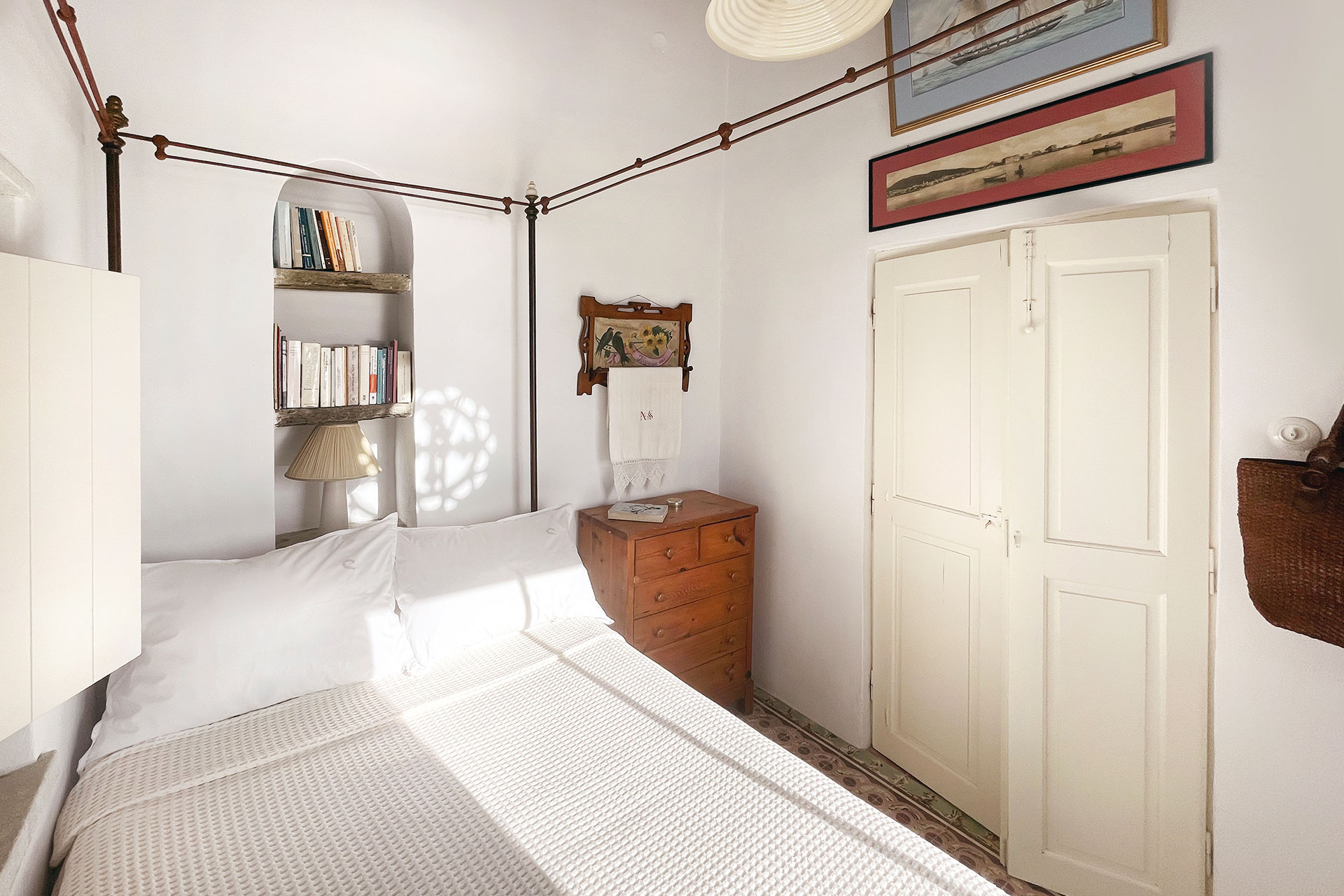 helios-cycladic-stone-house_house_tinos-greece_interior-bedroom.jpg