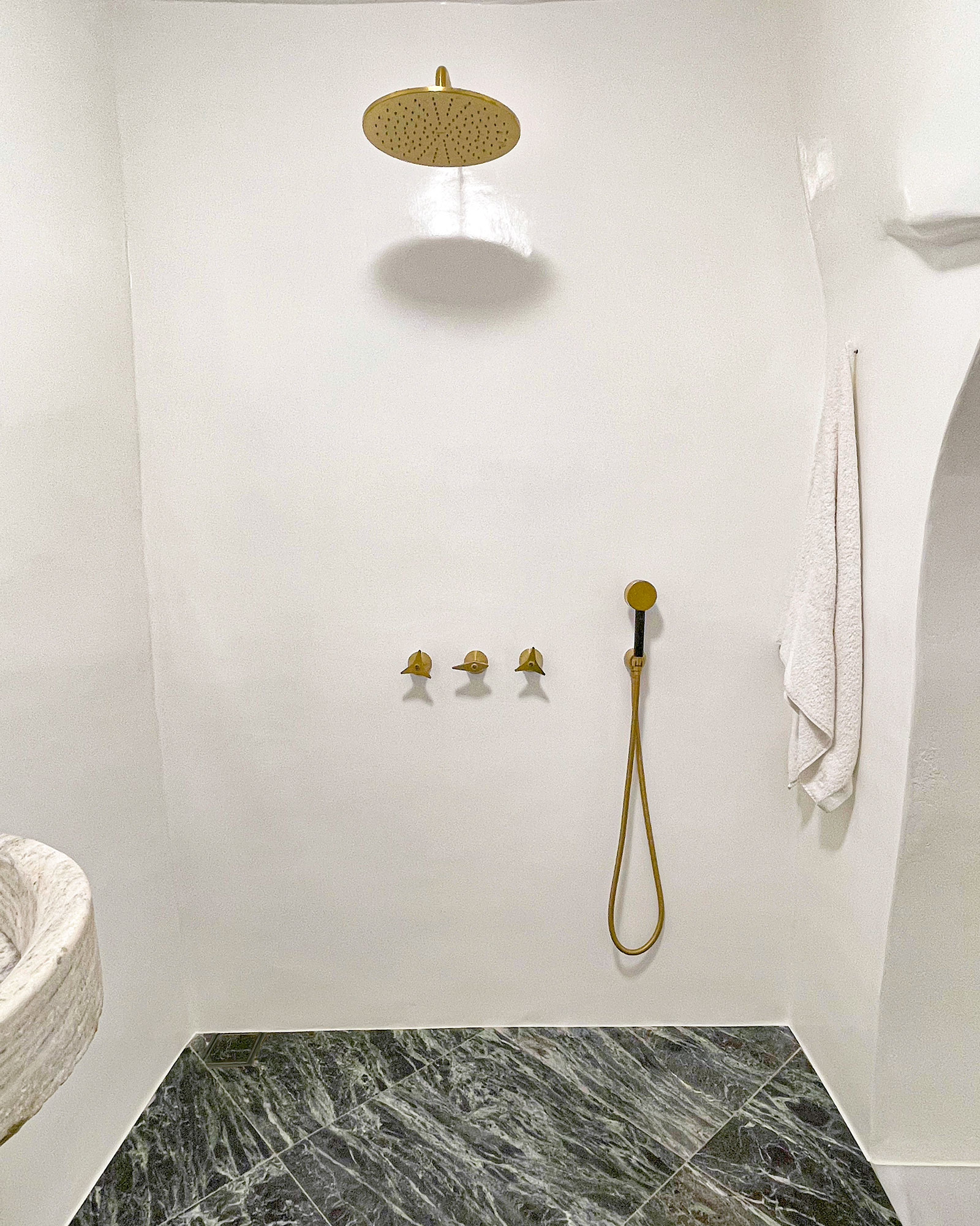 helios-cycladic-stone-house_house_tinos-greece_interior-shower.jpg