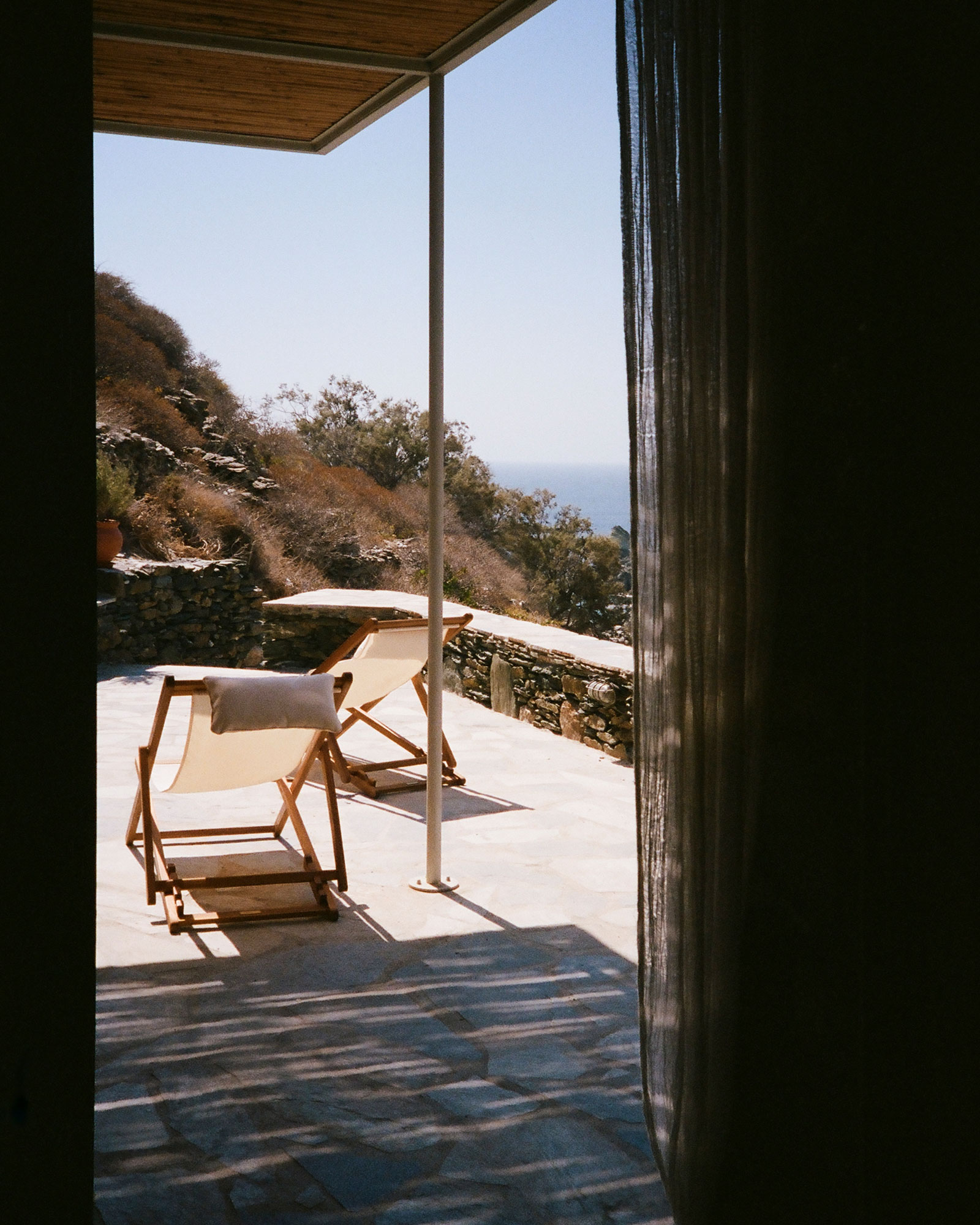 spina_small-hotel_Folegandros-greece_exterior-chairs.jpg