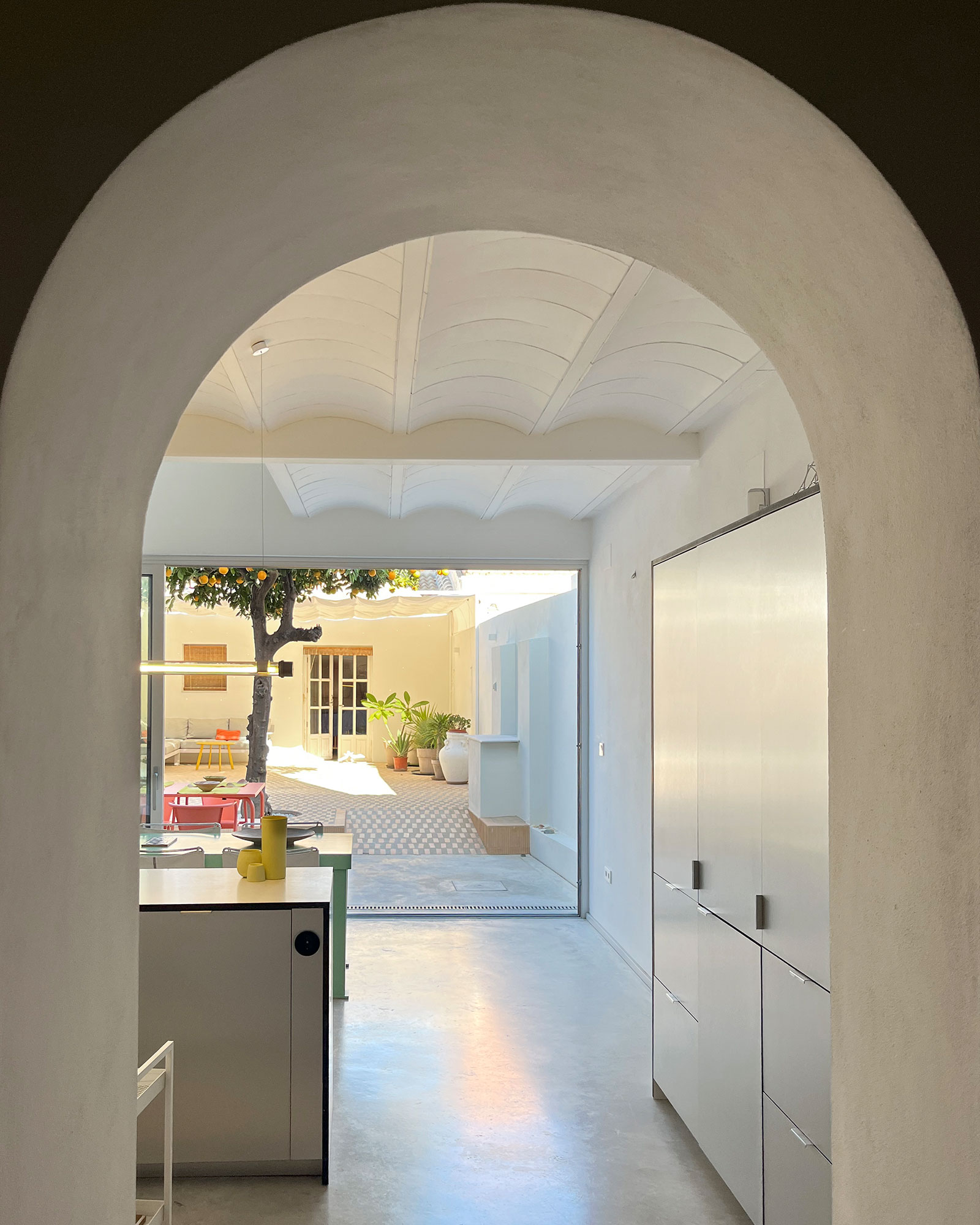 casa-el-naranjo_townhouse_Andalusian-space_interior-arch.jpg