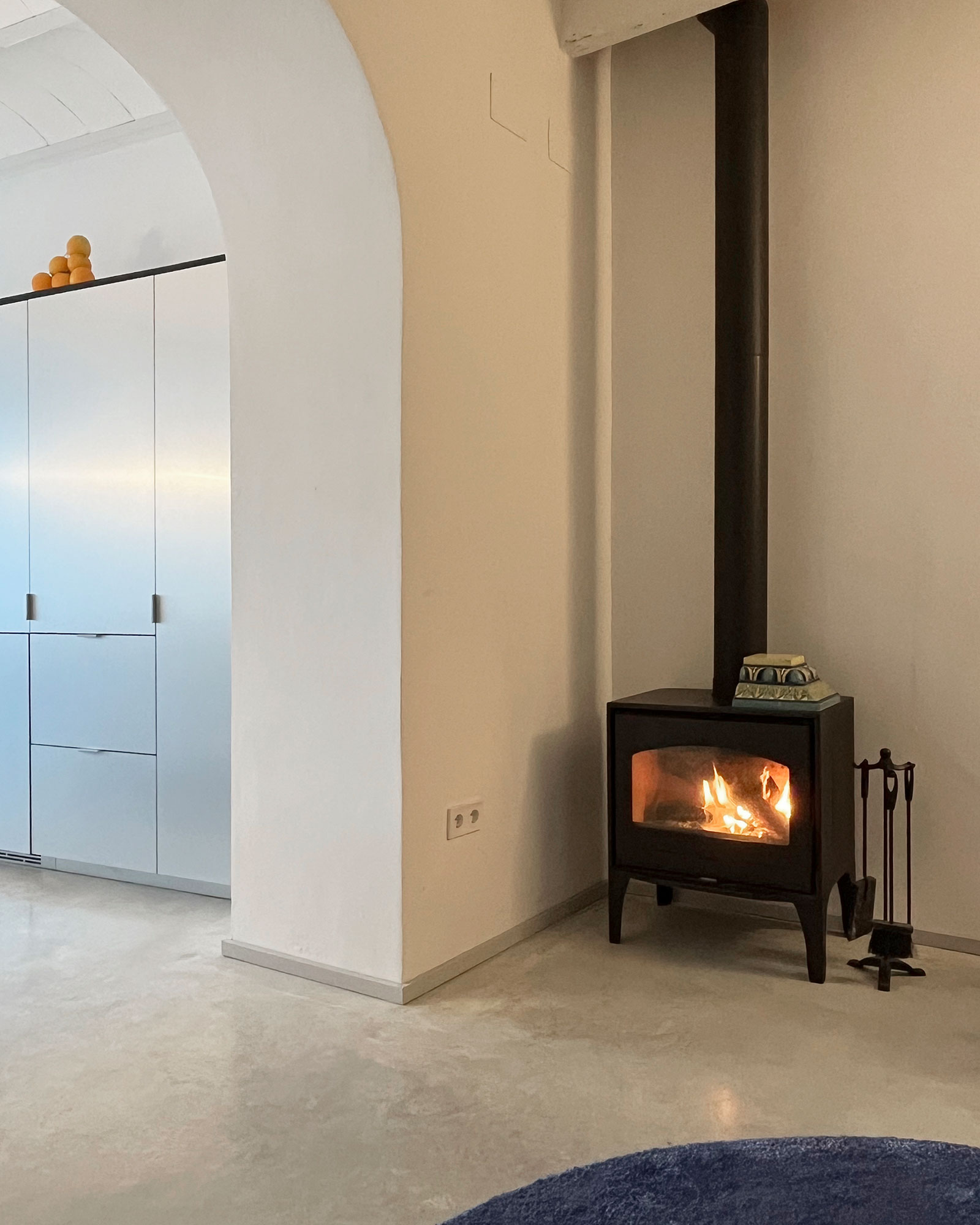 casa-el-naranjo_townhouse_Andalusian-space_interior-fireplace.jpg