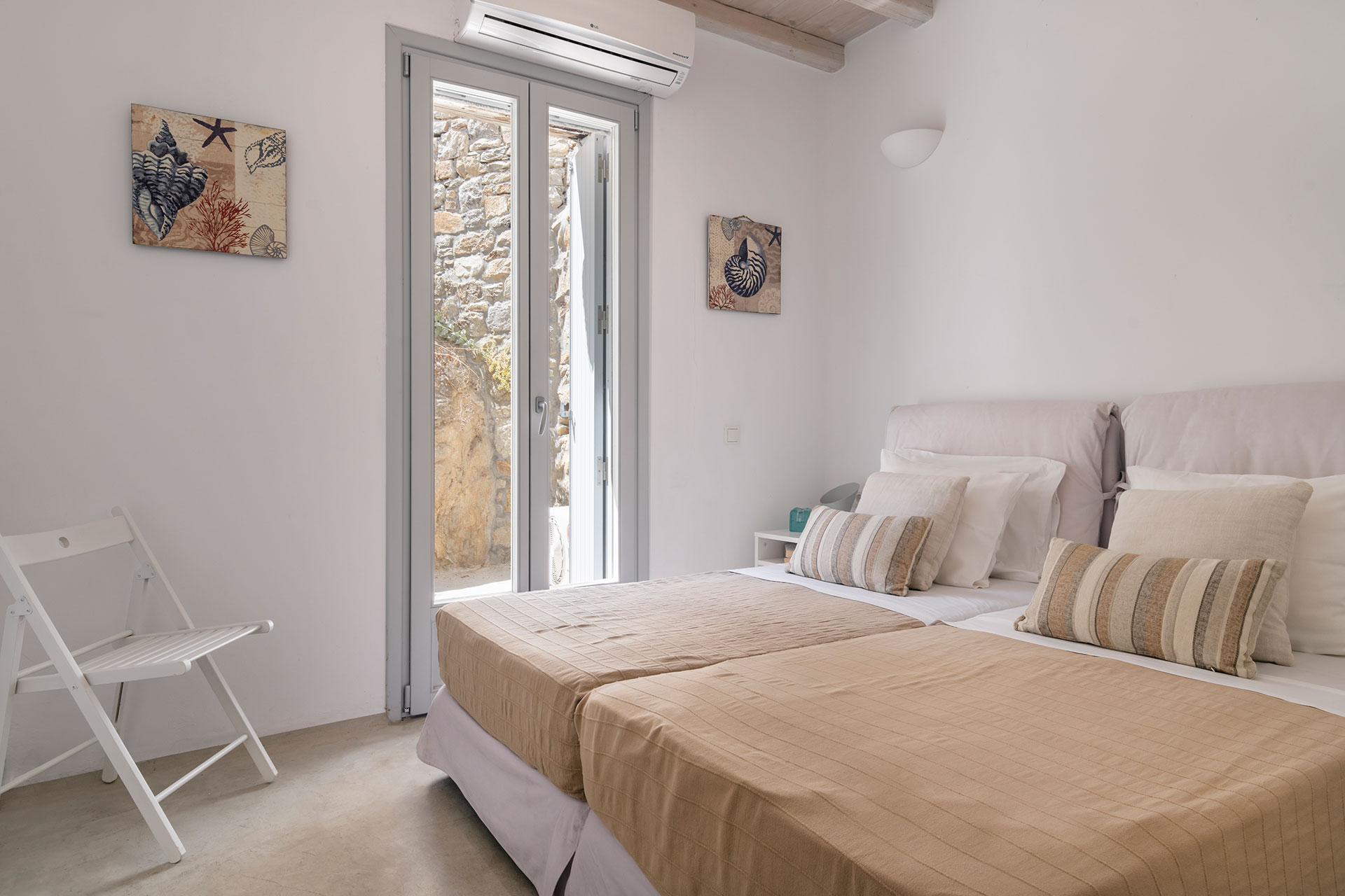 villa-celesta_villa_Mykonos-greece_interior-two-beds-bedroom.jpg