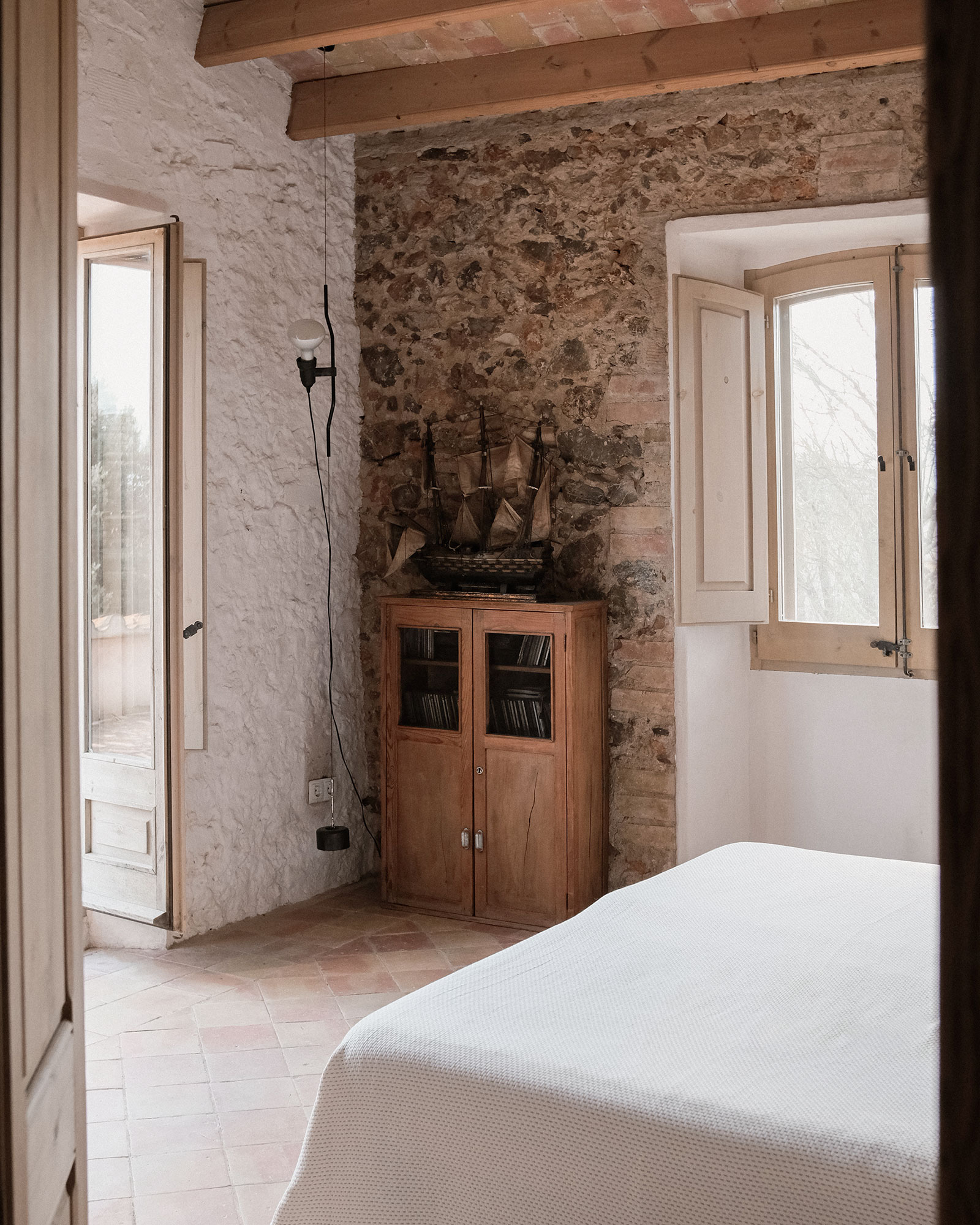 mas-pepito-casa-granado_farmhouse_catalonia-spain_interior-bed-room.jpg