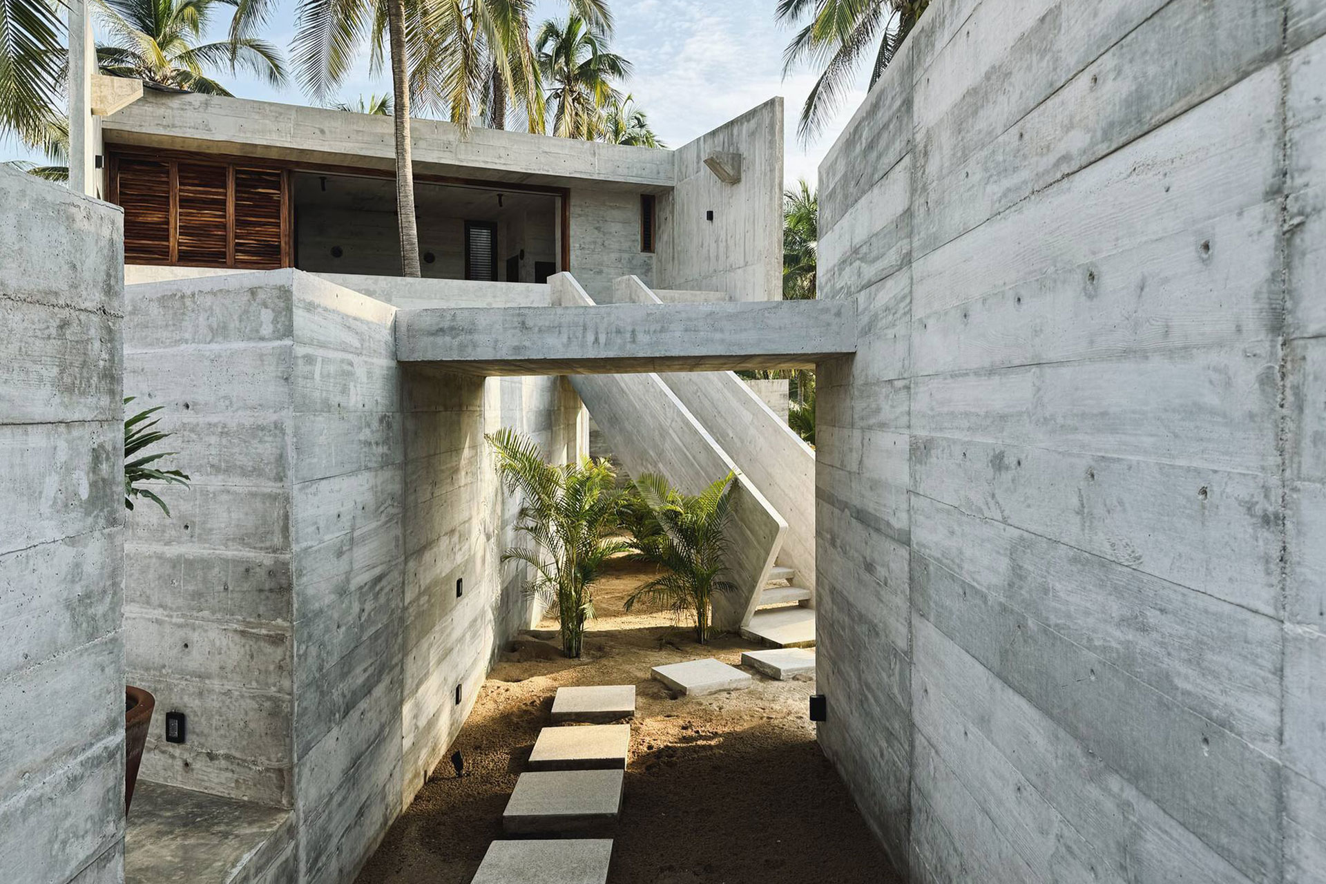 roca-ahumada_villa_puerto-escondido-oaxaca-mexico_exterior-brutalist.jpg