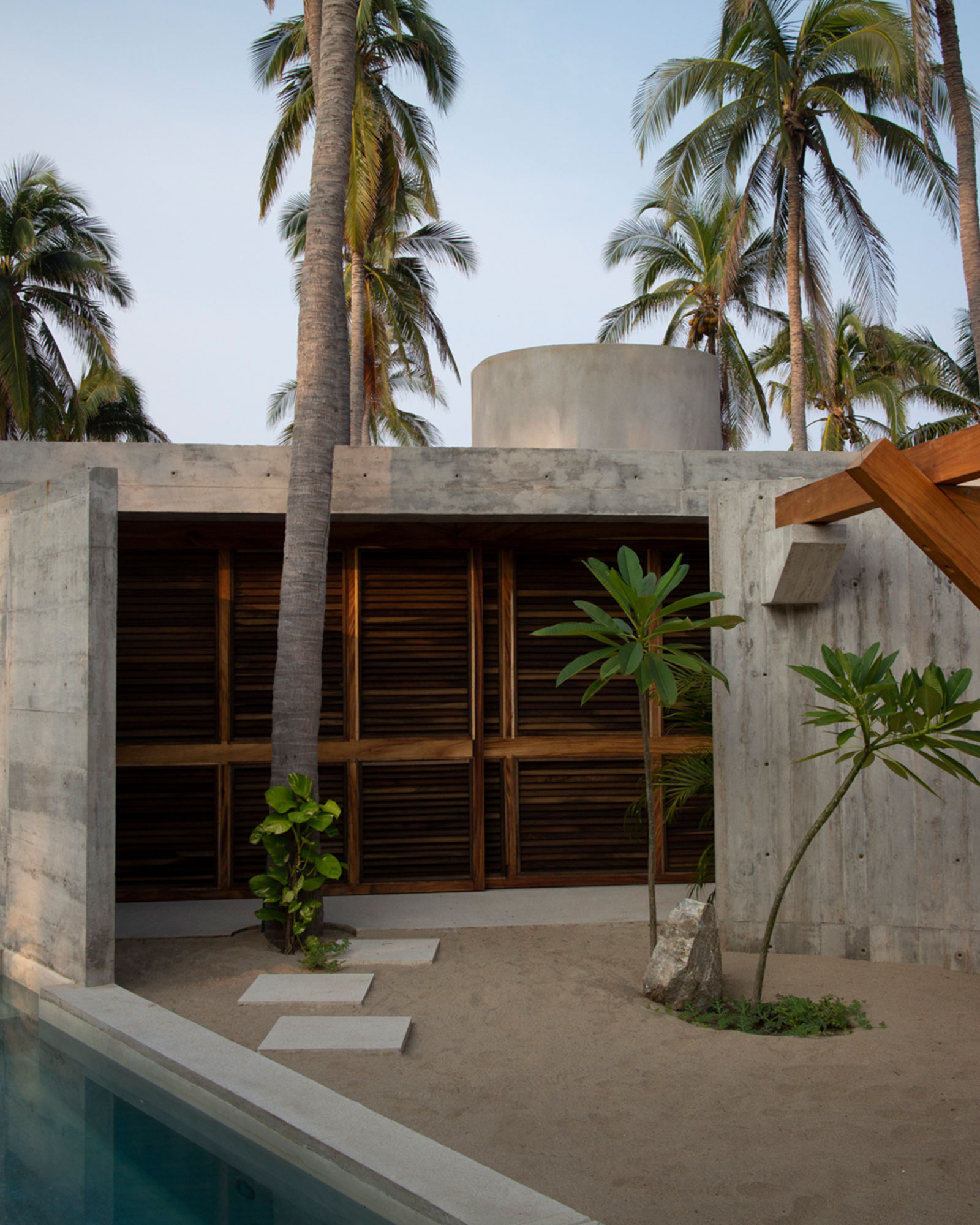 roca-ahumada_villa_puerto-escondido-oaxaca-mexico_exterior-brutalist-detail.jpg
