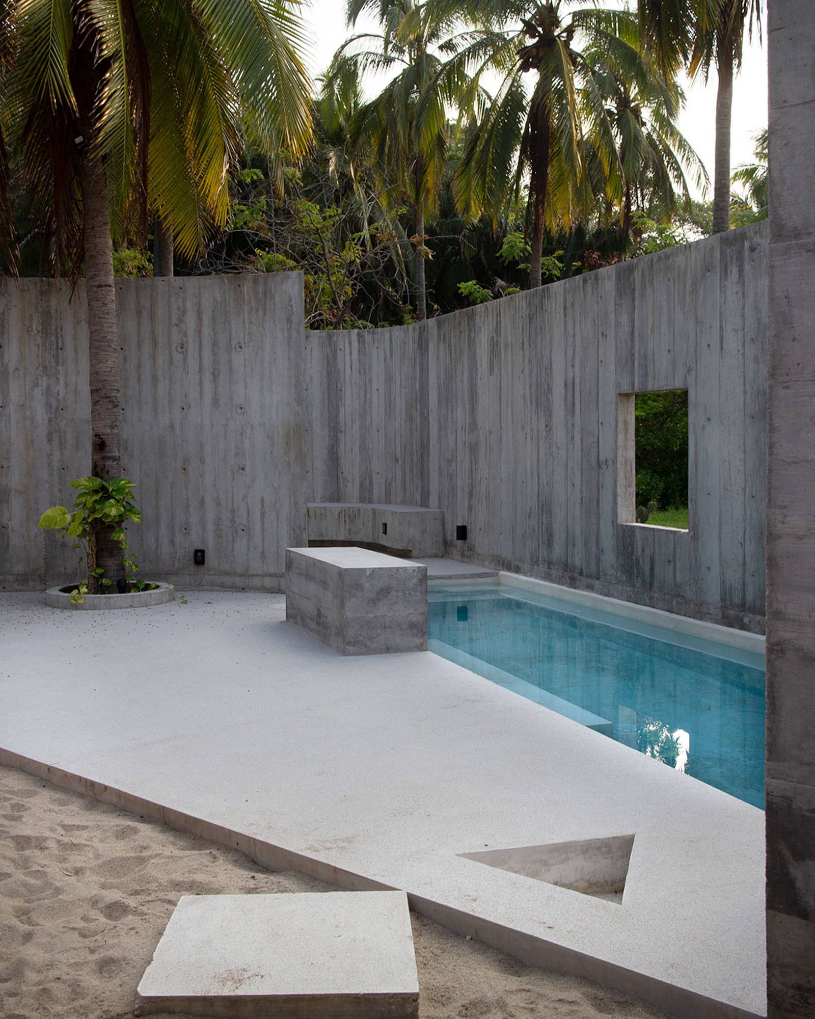 roca-ahumada_villa_puerto-escondido-oaxaca-mexico_exterior-brutalist-pool.jpg