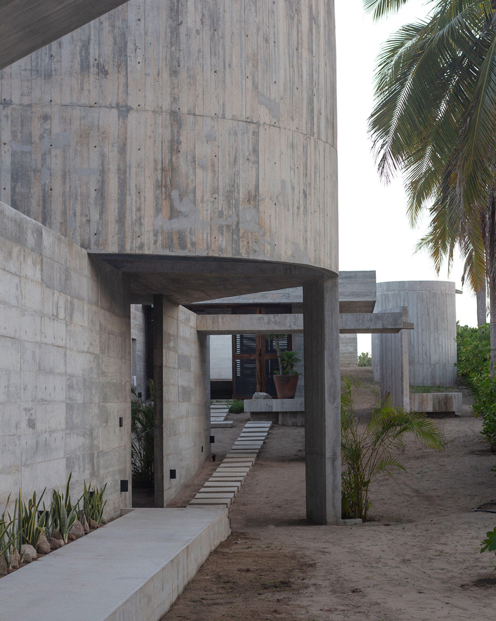 roca-ahumada_villa_puerto-escondido-oaxaca-mexico_exterior-facade-detail.jpg