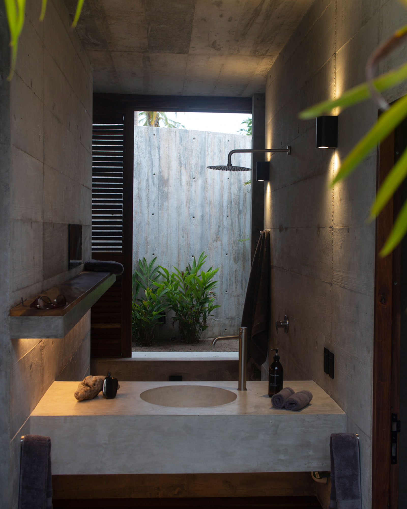 roca-ahumada_villa_puerto-escondido-oaxaca-mexico_interior-bathroom-shower.jpg