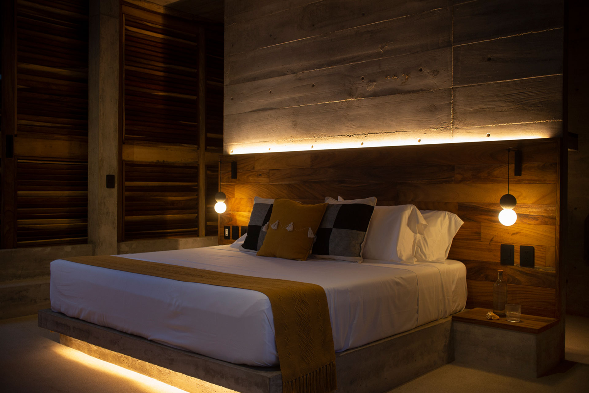 roca-ahumada_villa_puerto-escondido-oaxaca-mexico_interior-bedroom-night.jpg